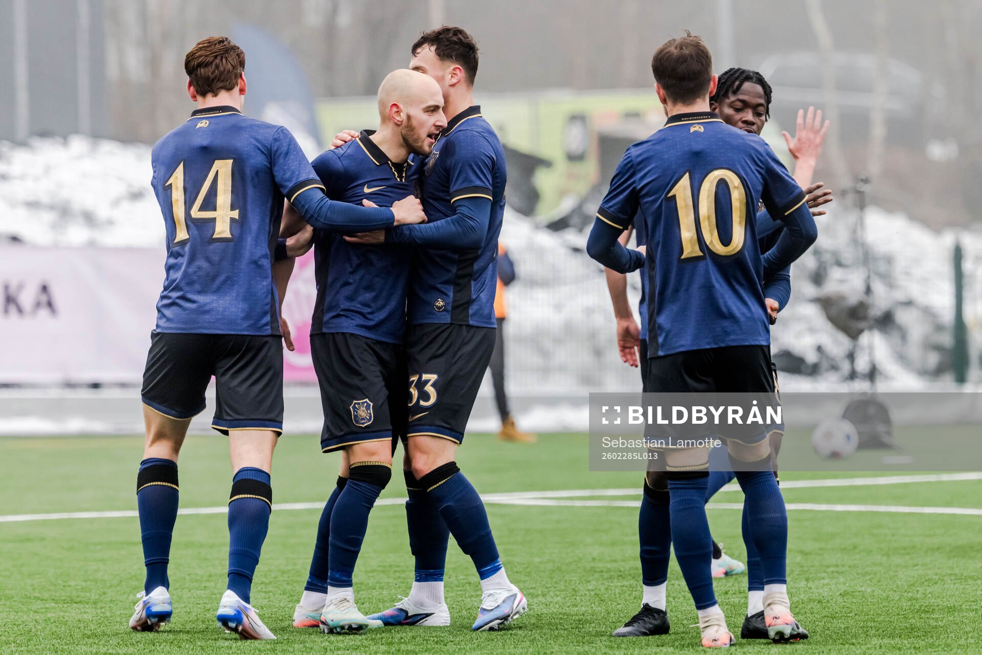 AIKs Amel Mujanic jublar med lagkamrater