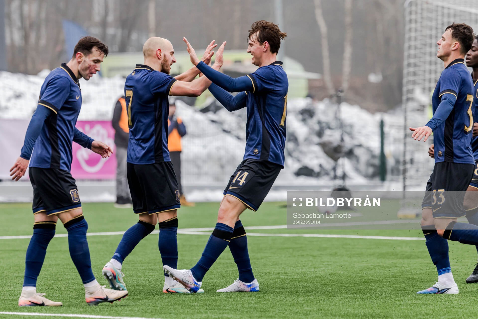 AIKs Amel Mujanic jublar med lagkamrater