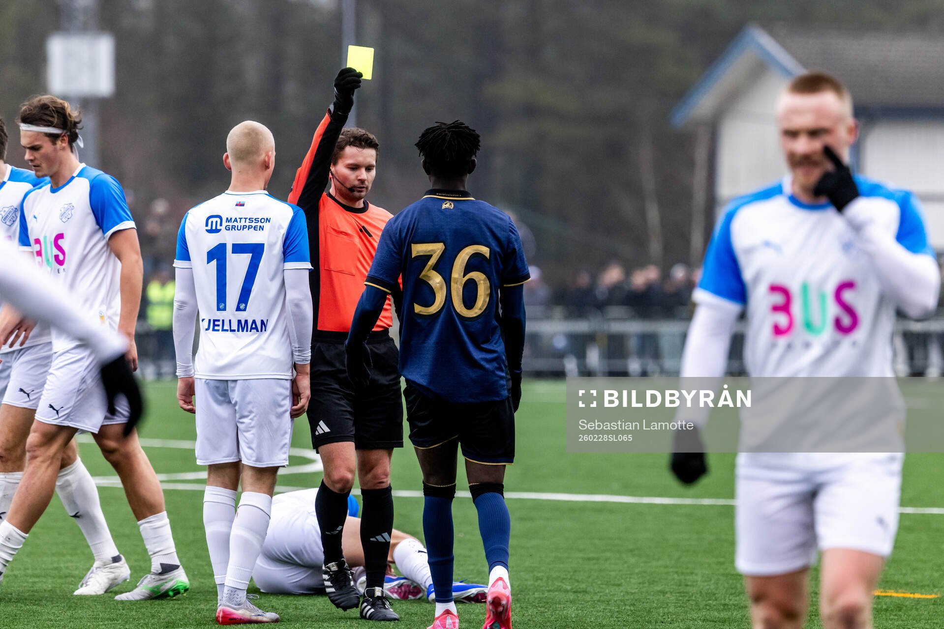 Domare Joakim Sars ger AIKs Zadok Yohanna  gult kort