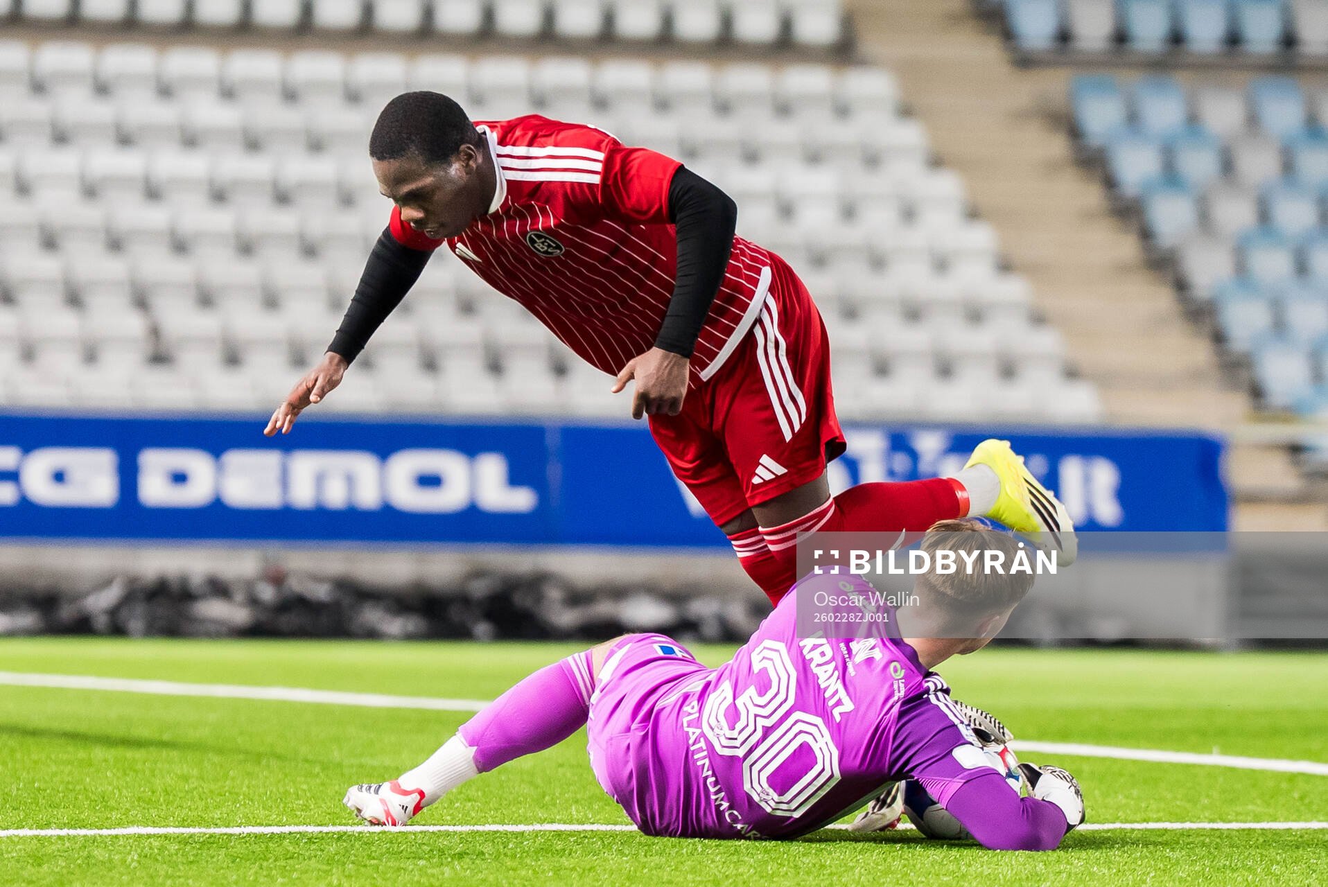 Landskronas Xavier Odhiambo och IFK Norrköpings målvakt
