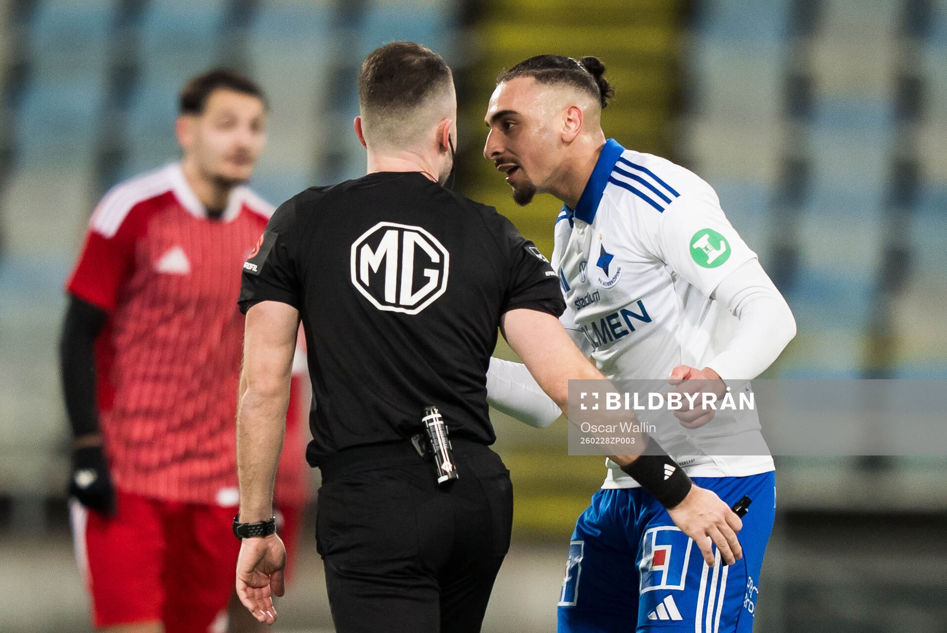 Domare Jasmin Svraka och IFK Norrköpings Moutaz Neffati