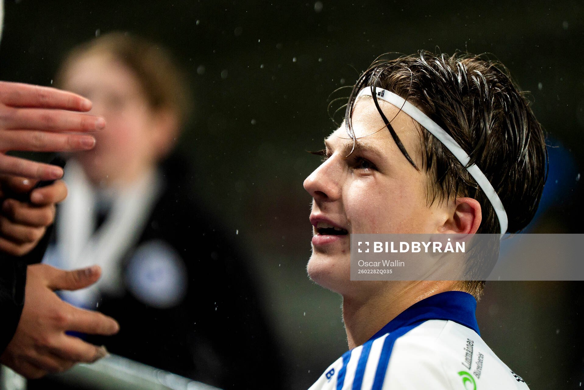IFK Norrköpings Axel Brönner firar med supportarna