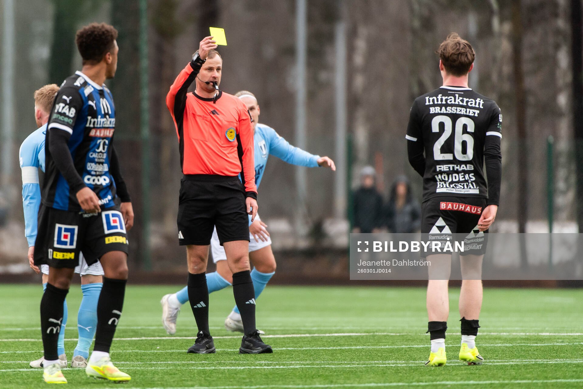 Domare Richard Sundell ger gult kort till Karlstads Diego