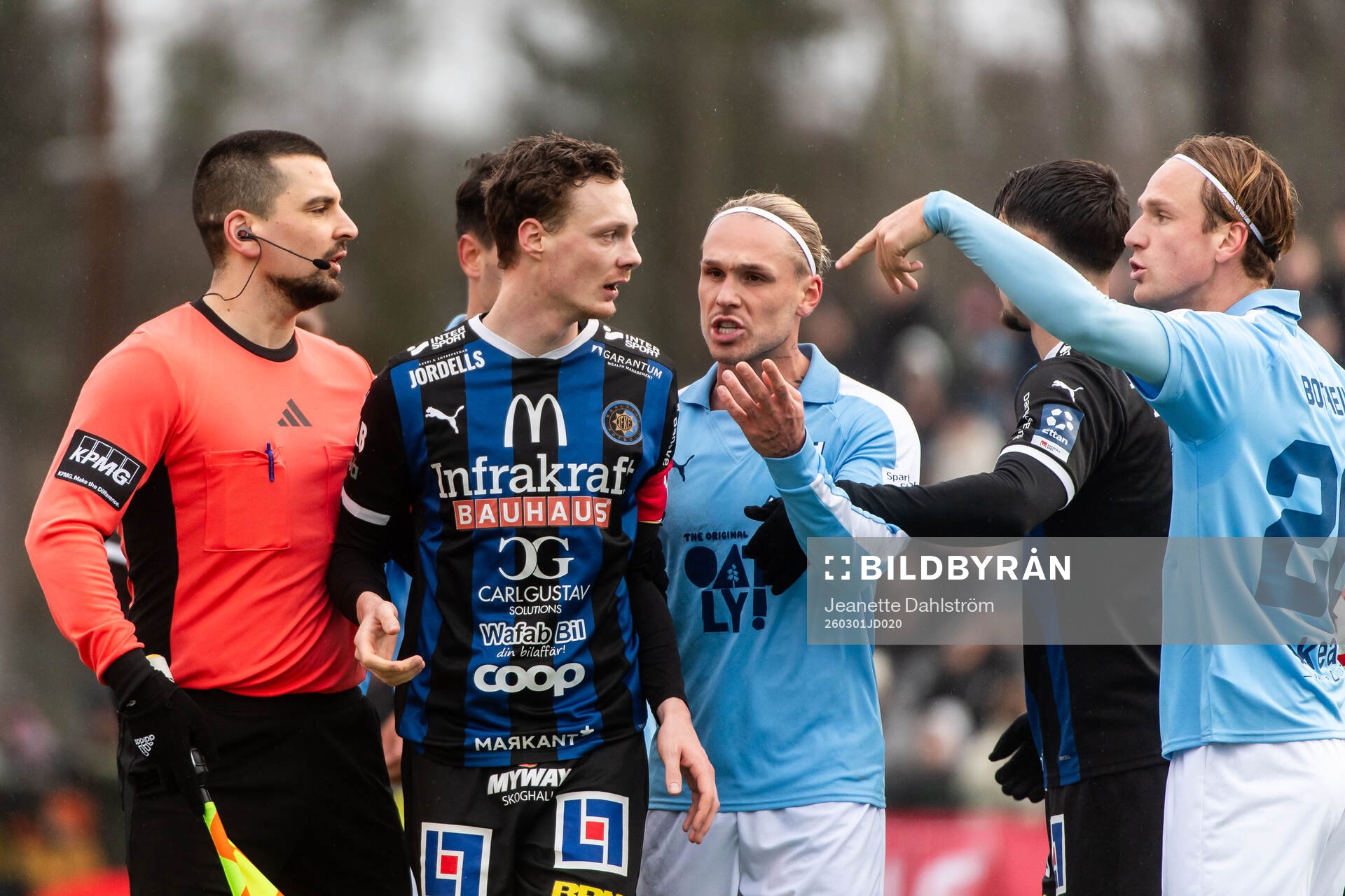 Karlstads Elliot Nilsson King med Malmö FFs Arnor
