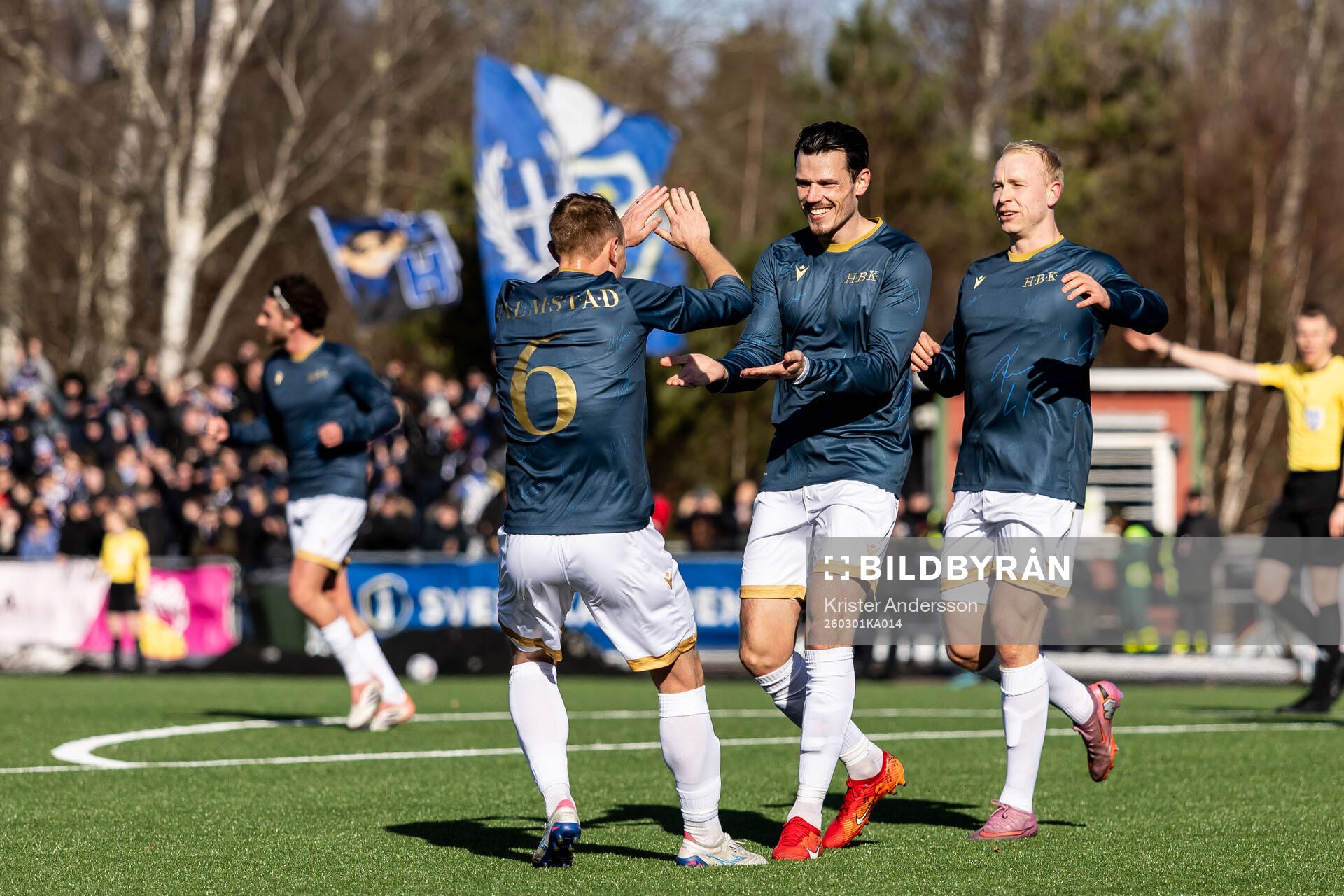 Halmstads Pascal Gregor jublar med Joel Allansson och