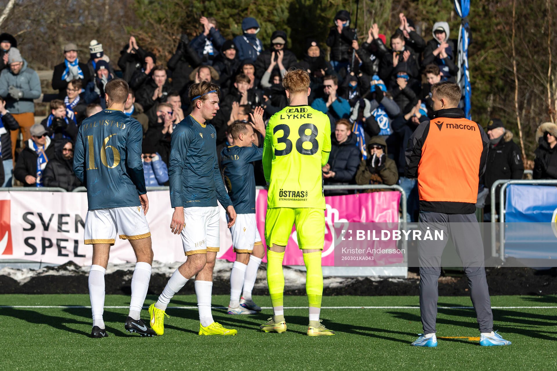Halmstads spelare tackar publiken