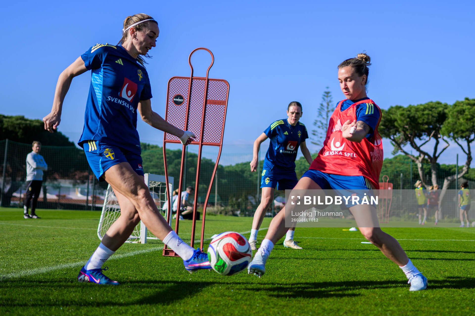 Kosovare Asllani and Julia Zigiotti Olme at a training