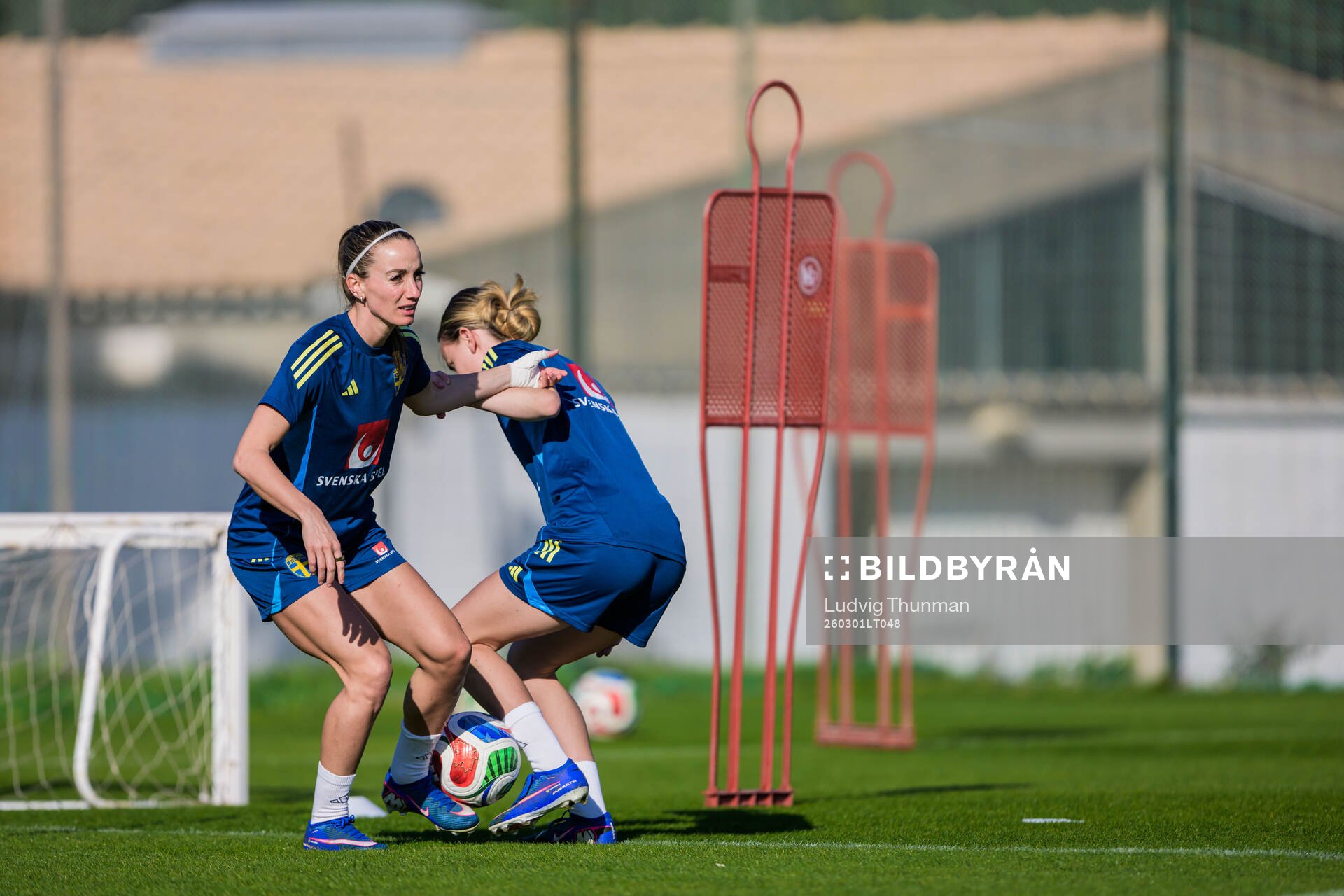 Kosovare Asllani and Matilda Vinberg at a training session