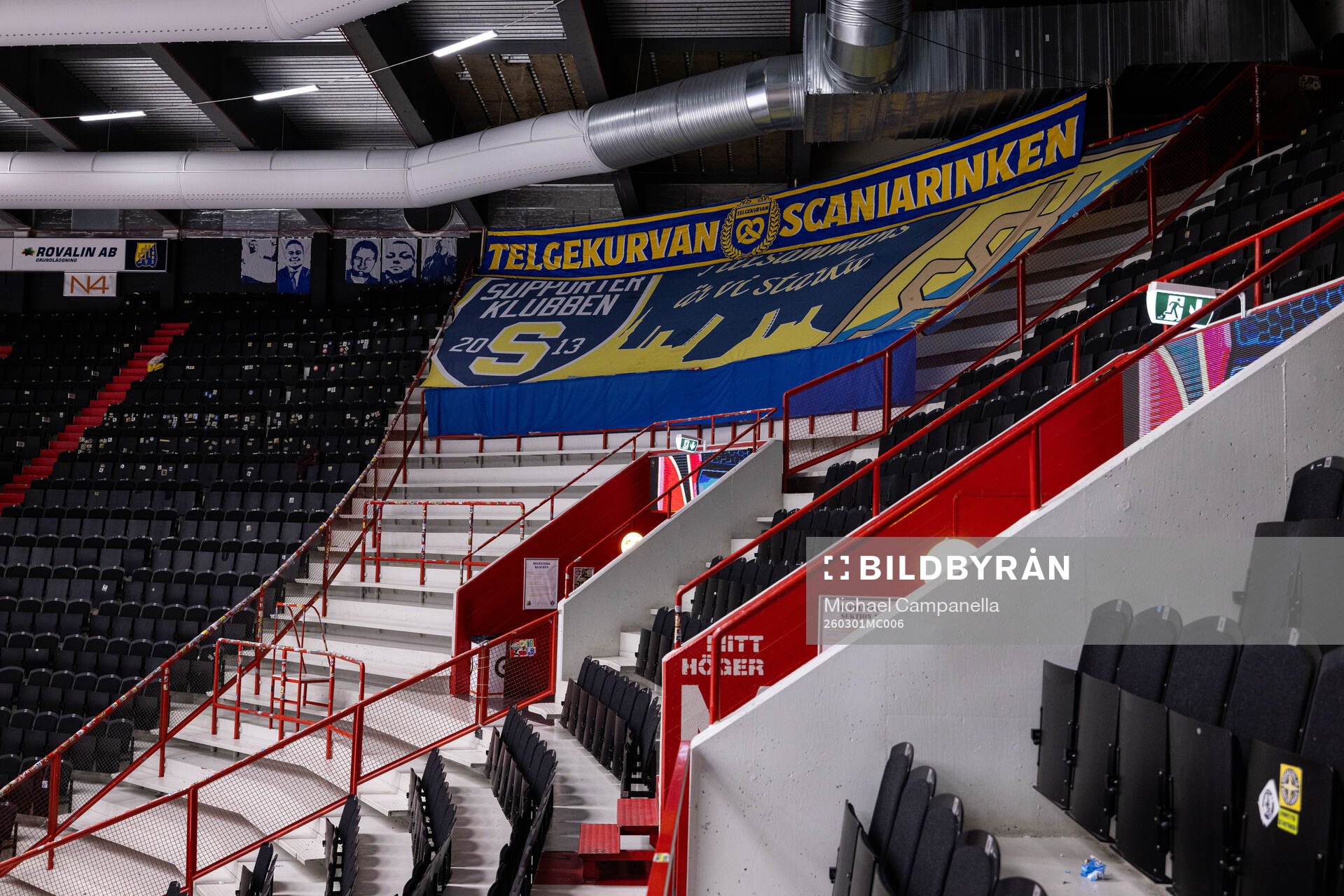 Södertäljes tifo på läktaren
