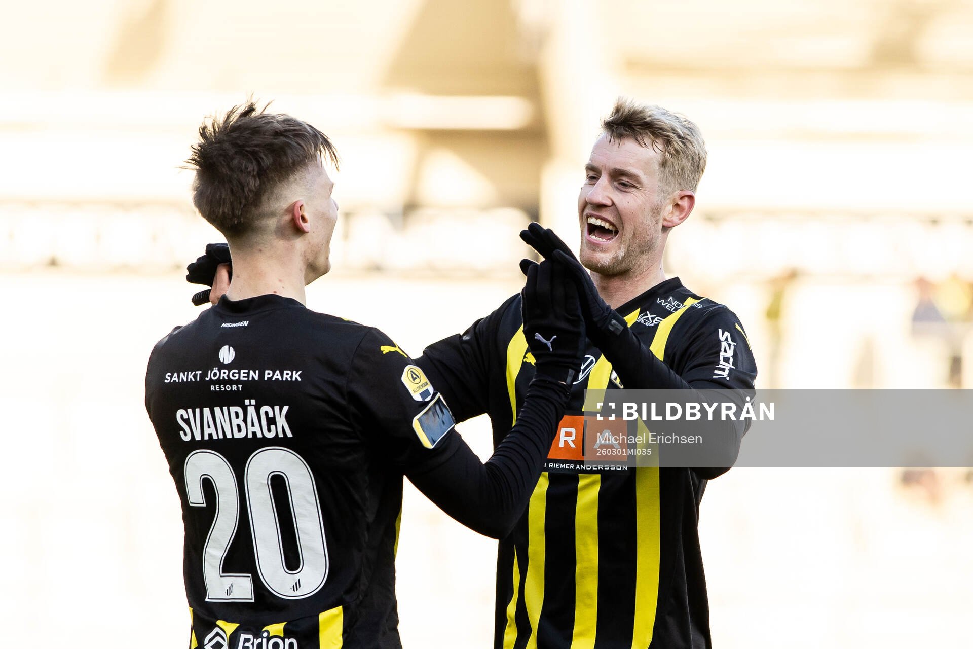 Häckens Adrian Svanbäck och Filip Helander jublar