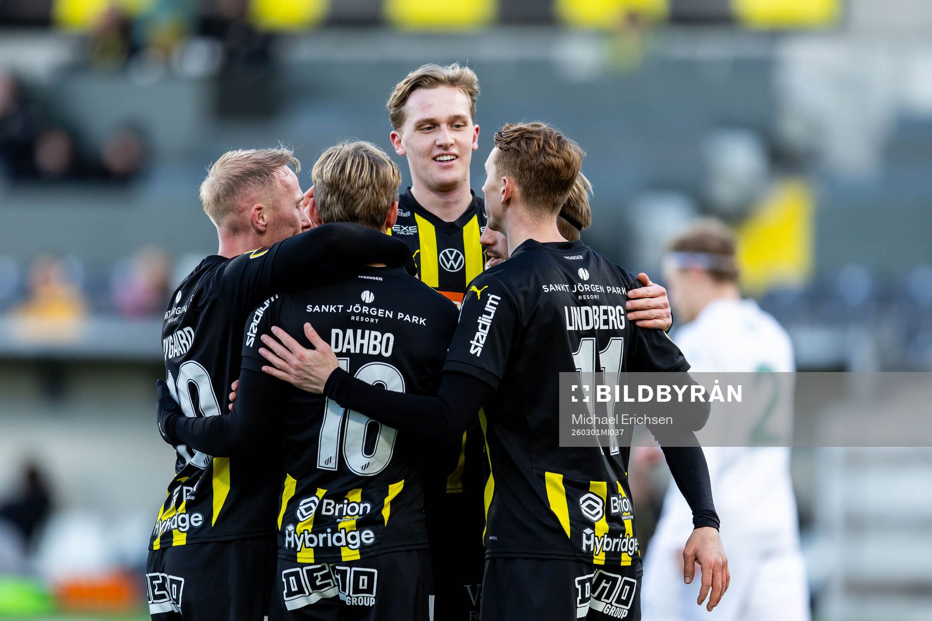Häckens Pontus Dahbo jublar med lagkamrater