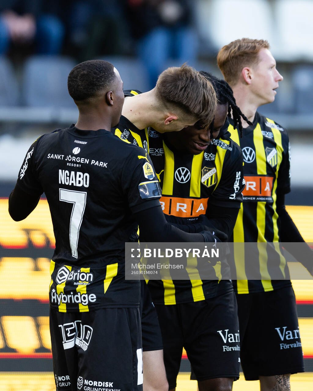 Häckens Adrian Svanbäck jublar ihop med Sanders Ngabo,