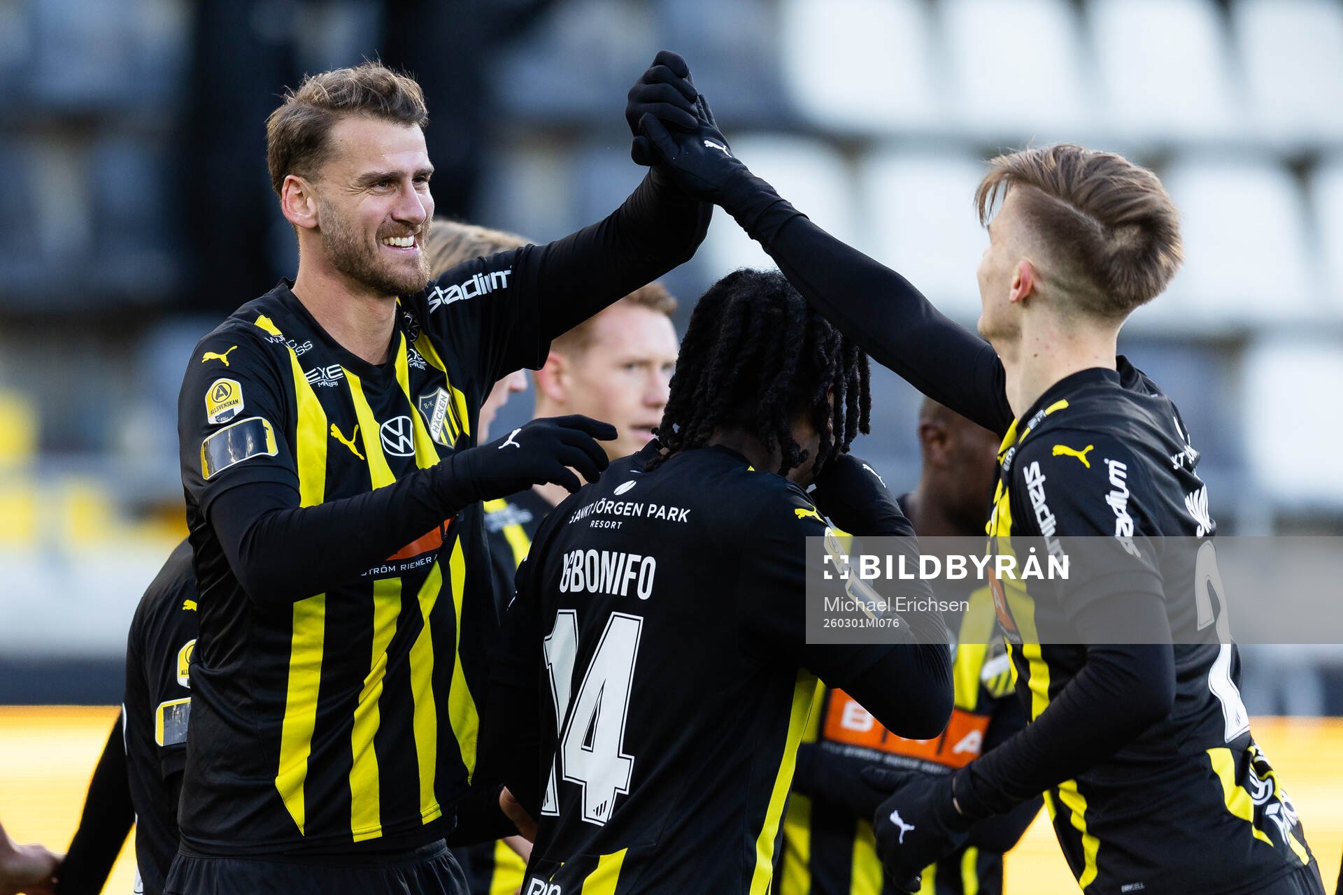 Häckens Adrian Svanbäck jublar ihop med Johan Hammar