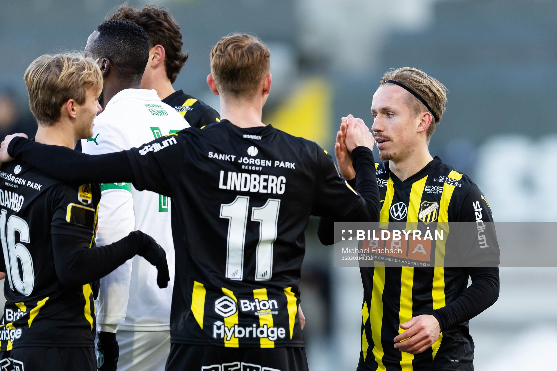 Häckens Pontus Dahbo jublar ihop med Julius Lindberg och