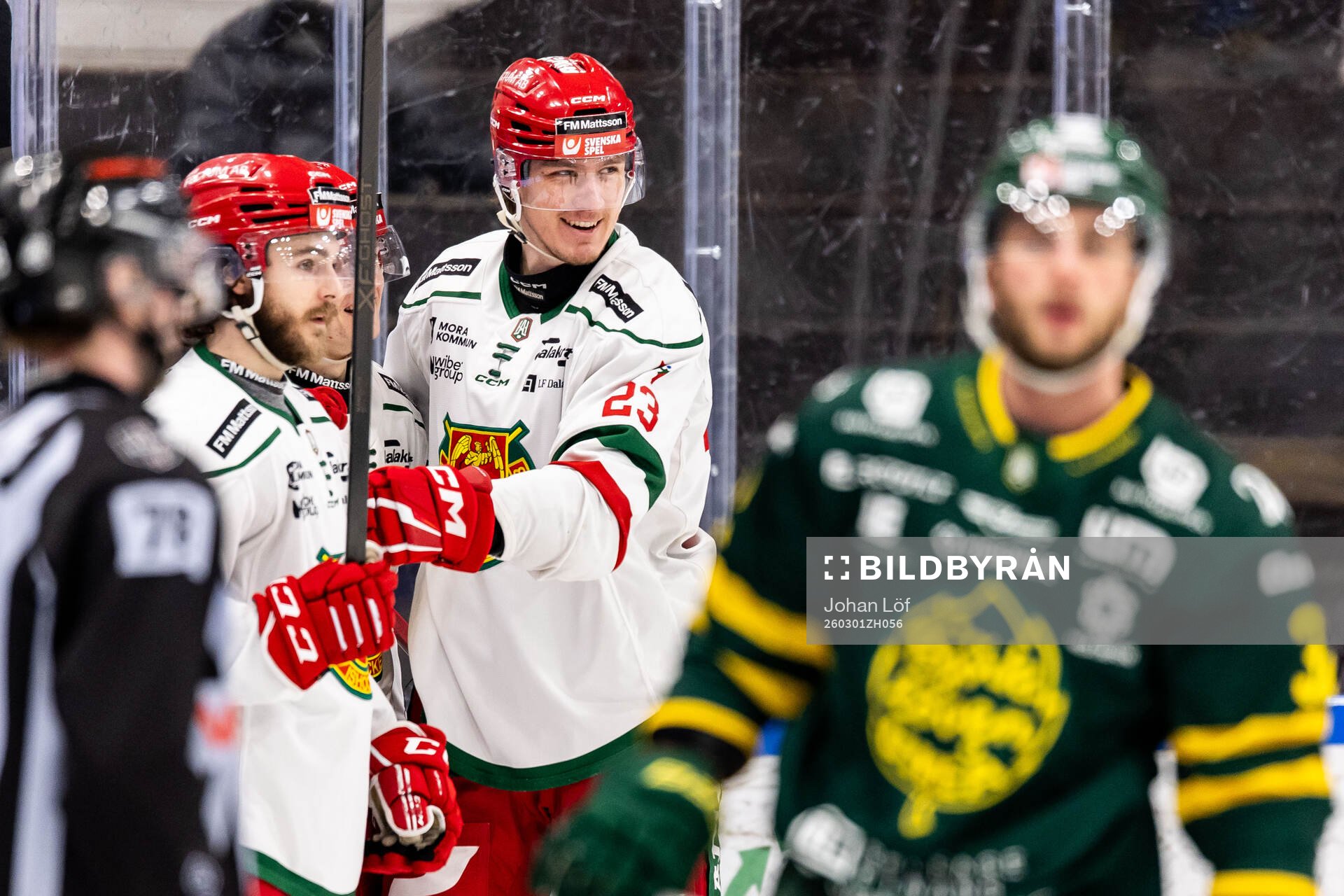 Moras Hampus Larsson jublar med Gustav Olhaver