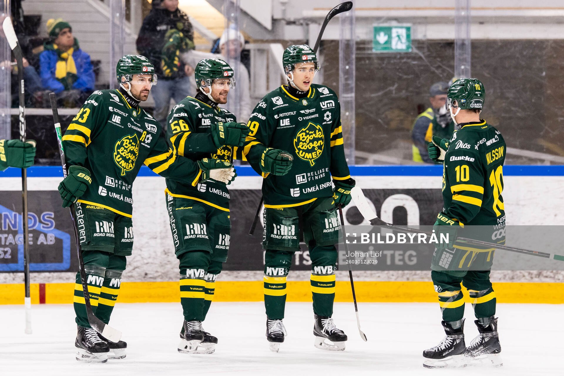 Björklövens Fredrik Forsberg jublar med lagkamrater