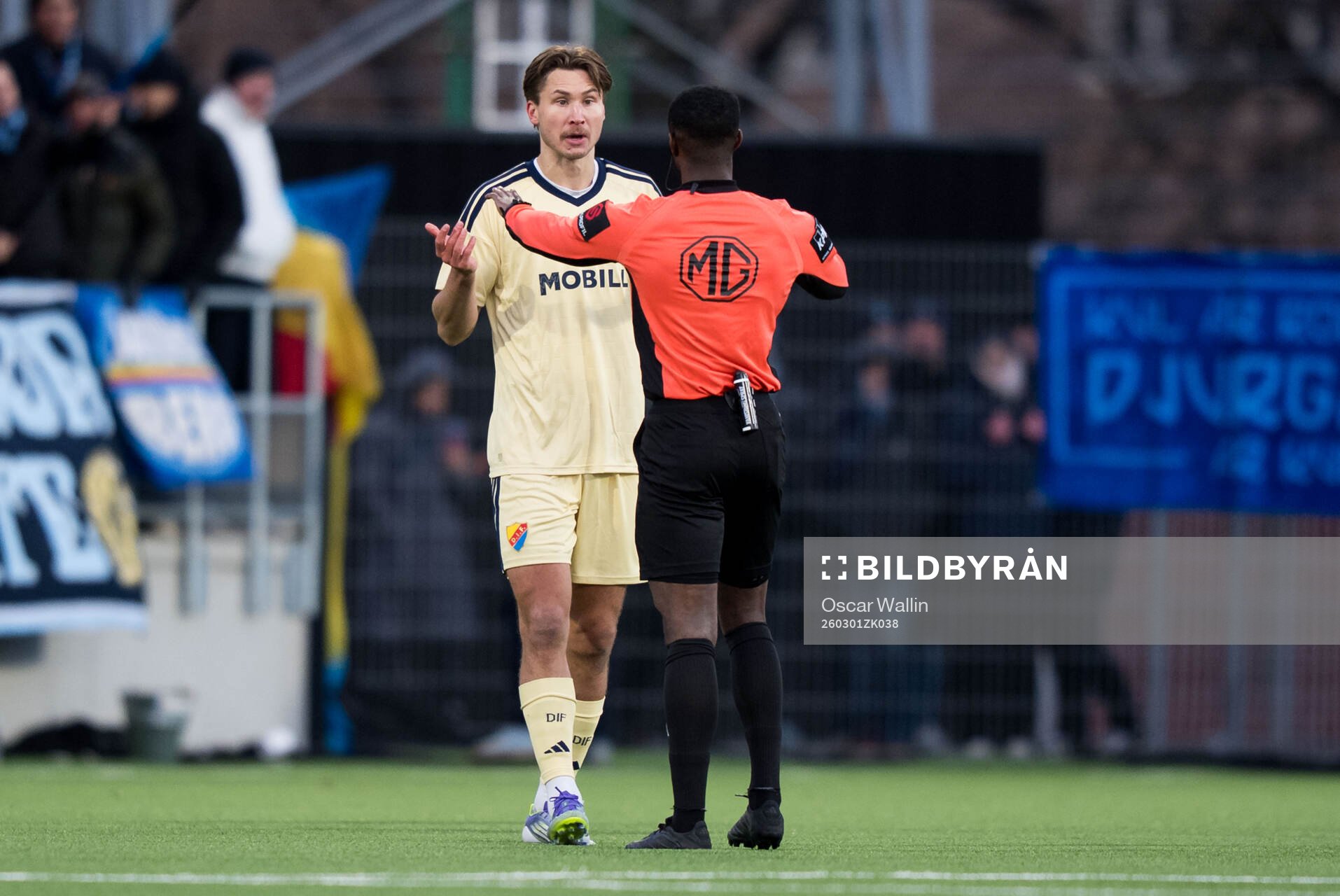 Djurgårdens Miro Tenho i samtal med domare Fredrik Oppong