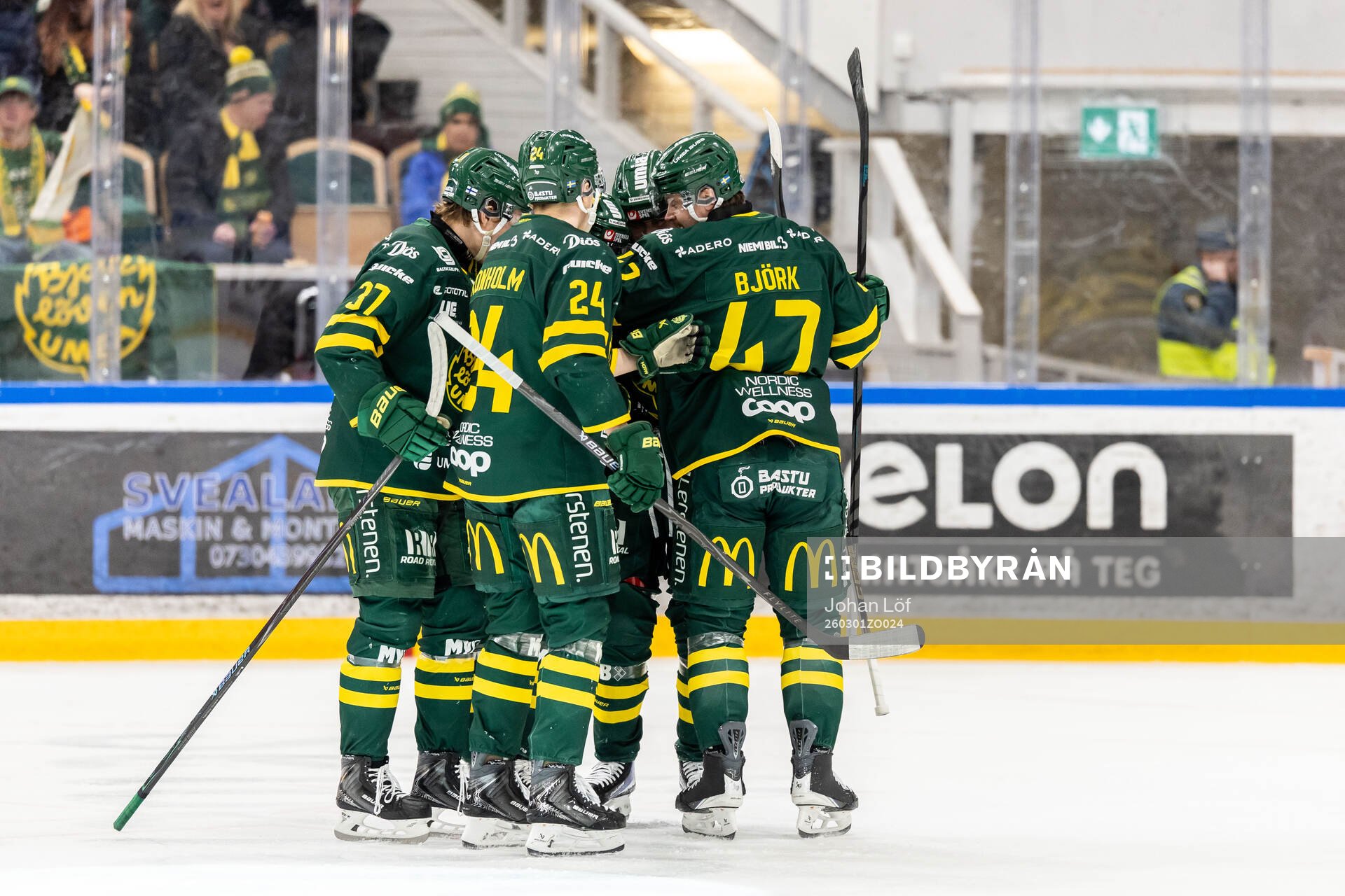 Björklövens Joel Mustonen jublar med lagkamrater