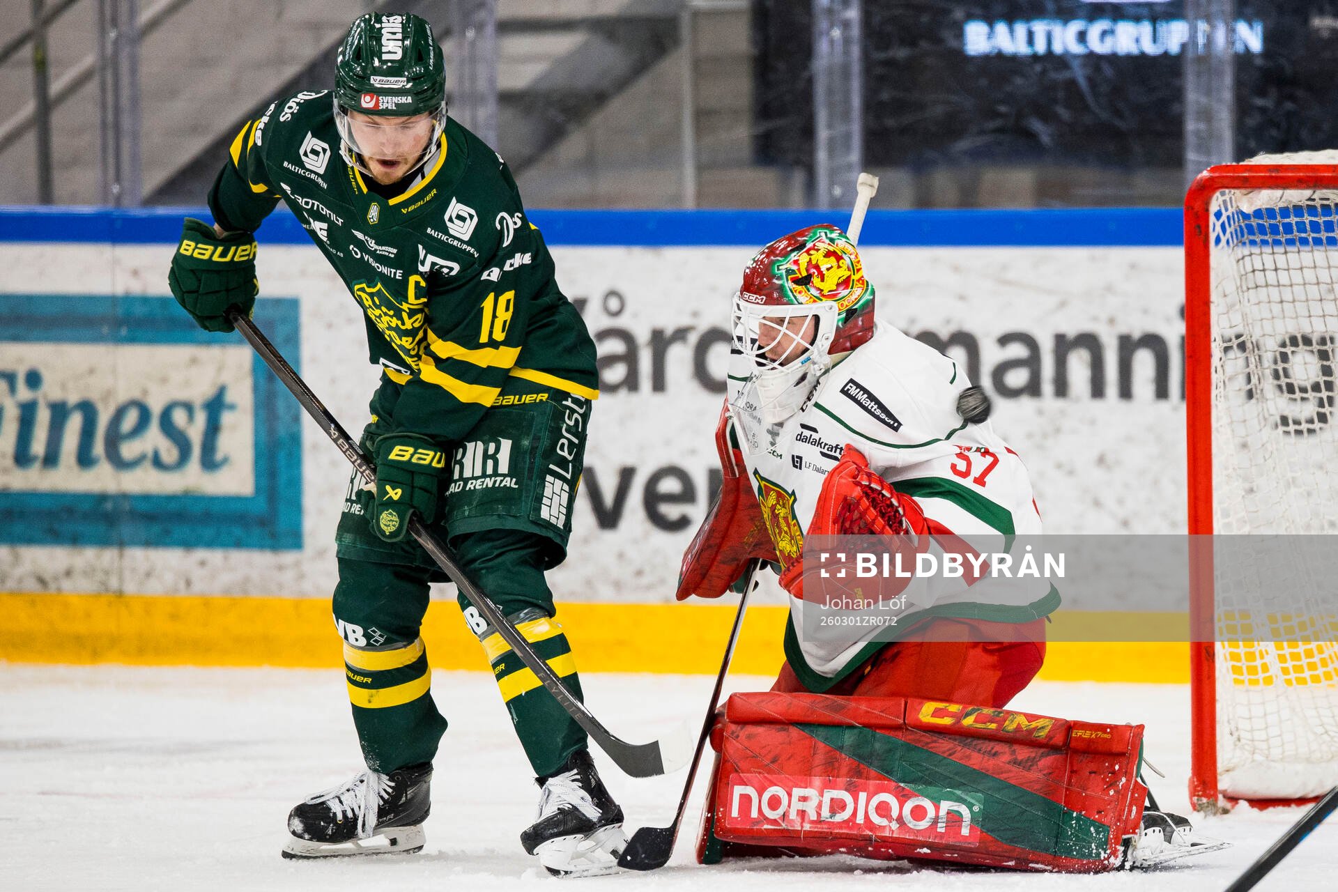 Björklövens Axel Ottosson framför Moras målvakt Tobias