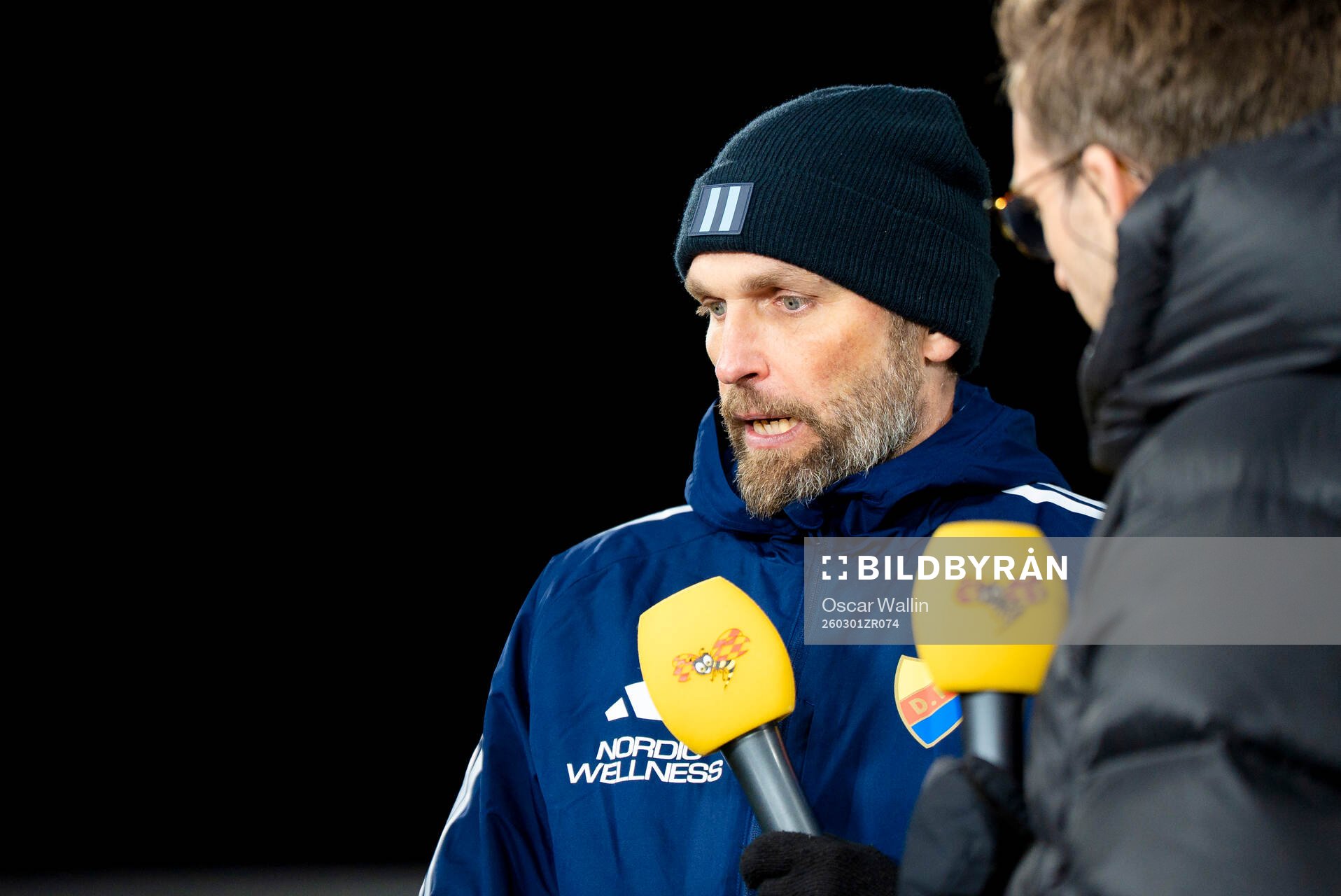 Djurgårdens tränare Jani Honkavaara blir intervjuad