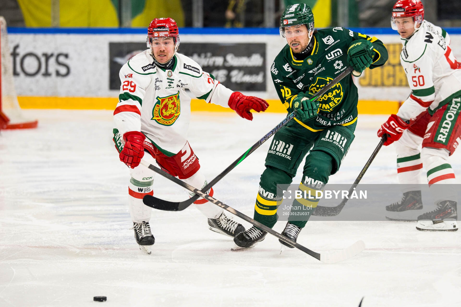 Björklövens Fredrik Forsberg och Moras Connor Maceachern