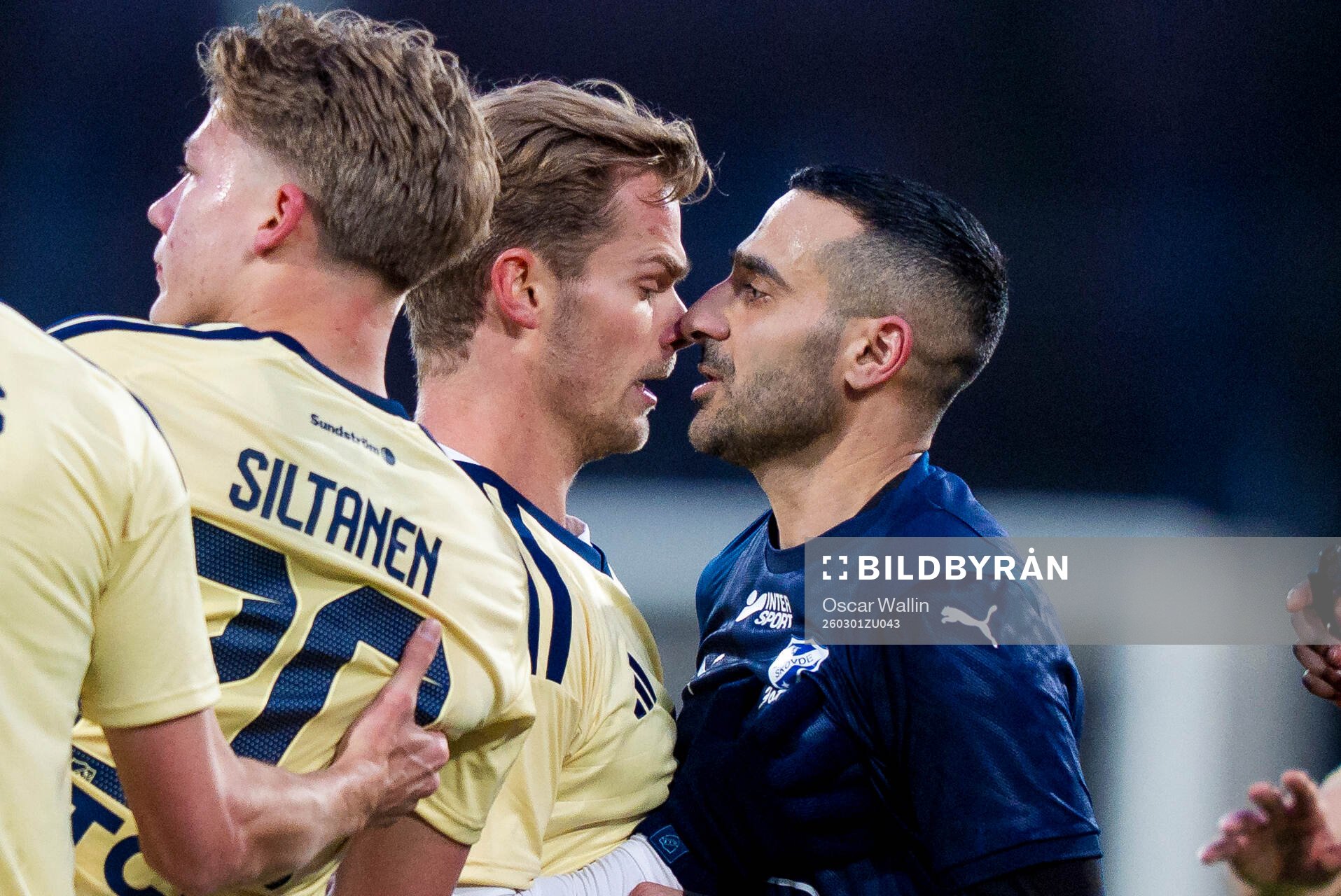 Djurgårdens Hampus Finndell och IFK Skövdes Elmar Abraham