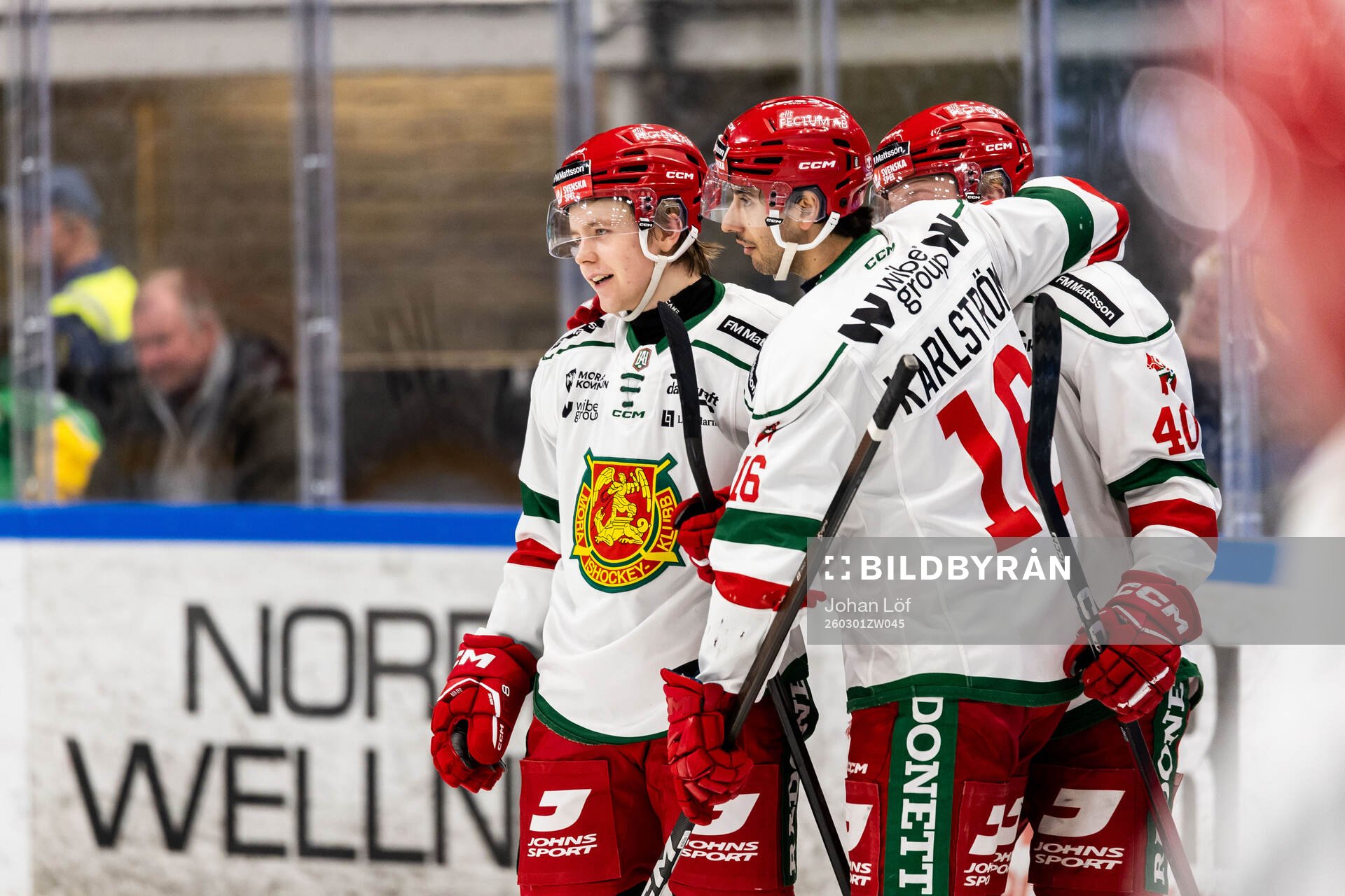 Moras Mikkel Eriksen jublar med lagkamrater