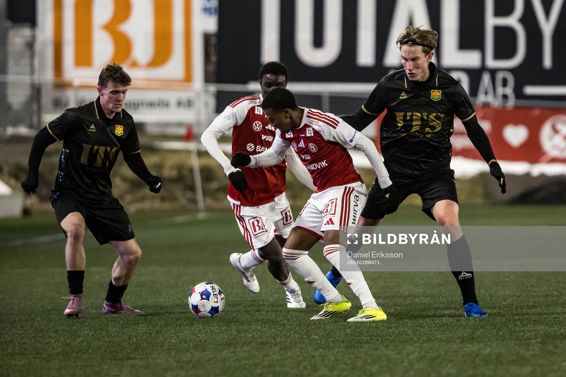 GAISs Ville Hellgård Knudsen och Sandvikens IFs Yabets