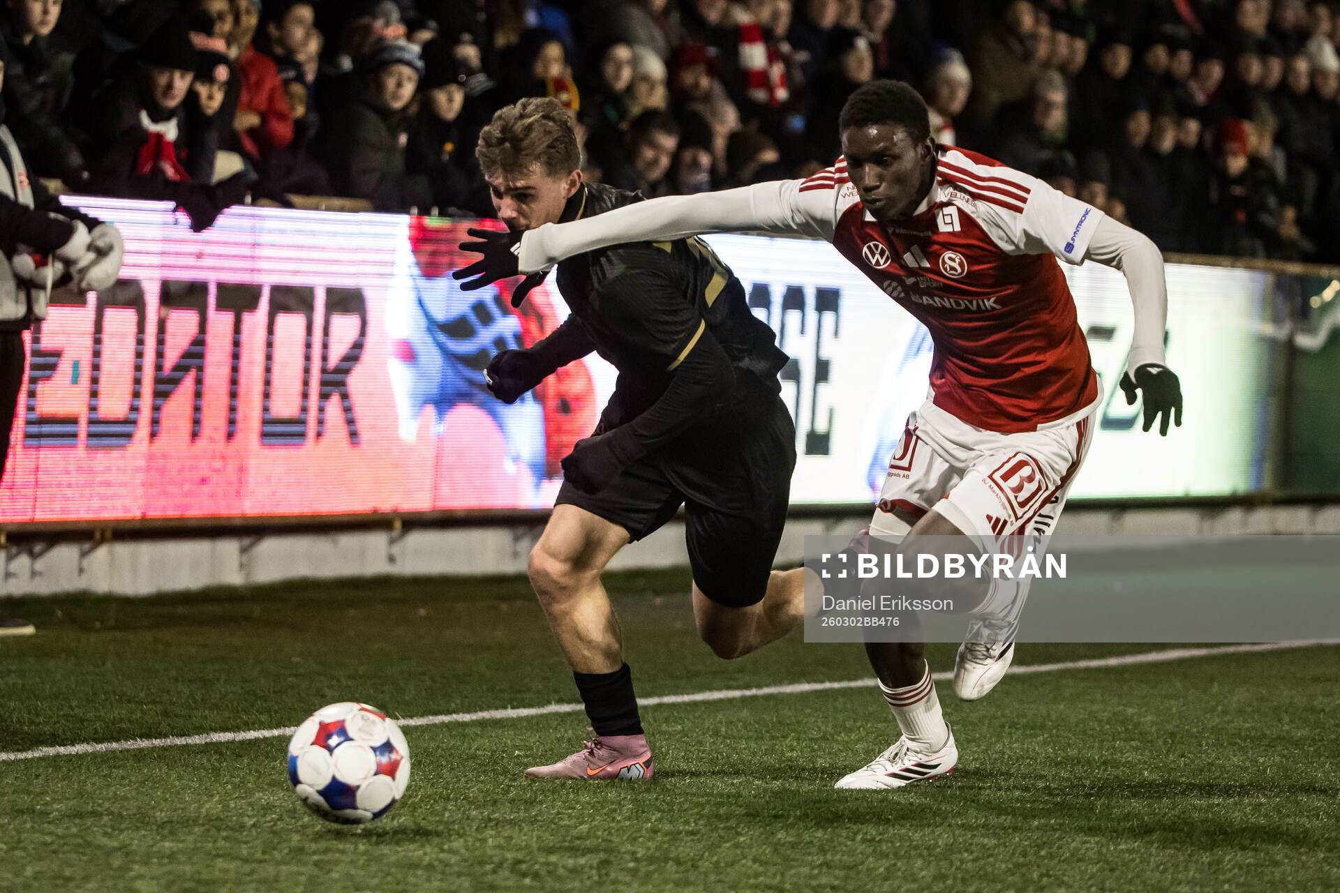 GAISs Ville Hellgård Knudsen och Sandvikens IFs Valassina