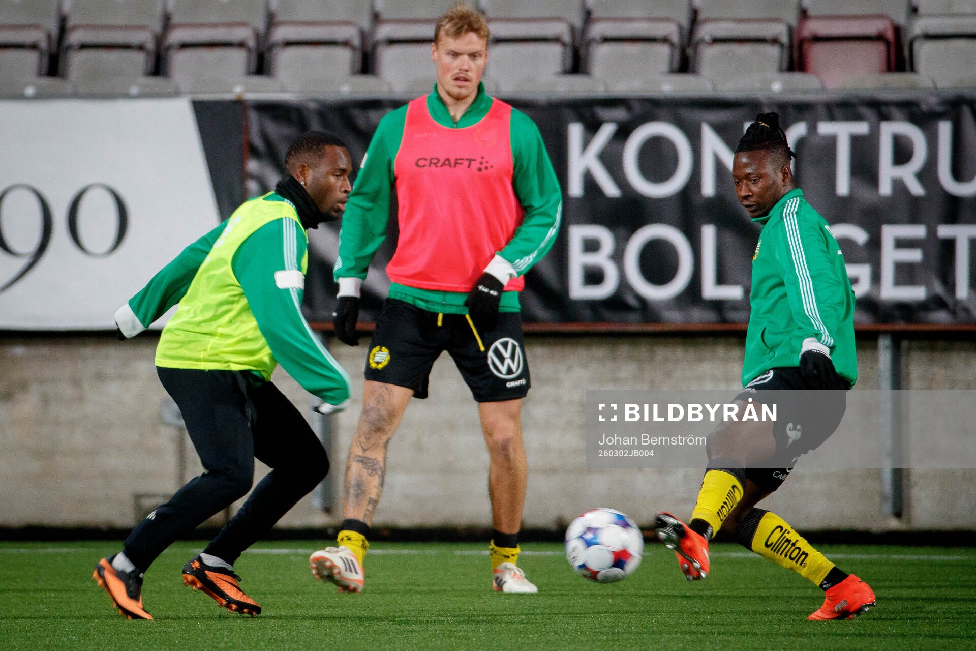 Hammarbys Okeke Obilor Denzel spelare värmer upp