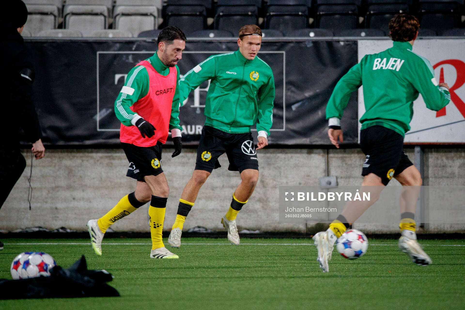 Hammarbys spelare Nahir Besara värmer upp