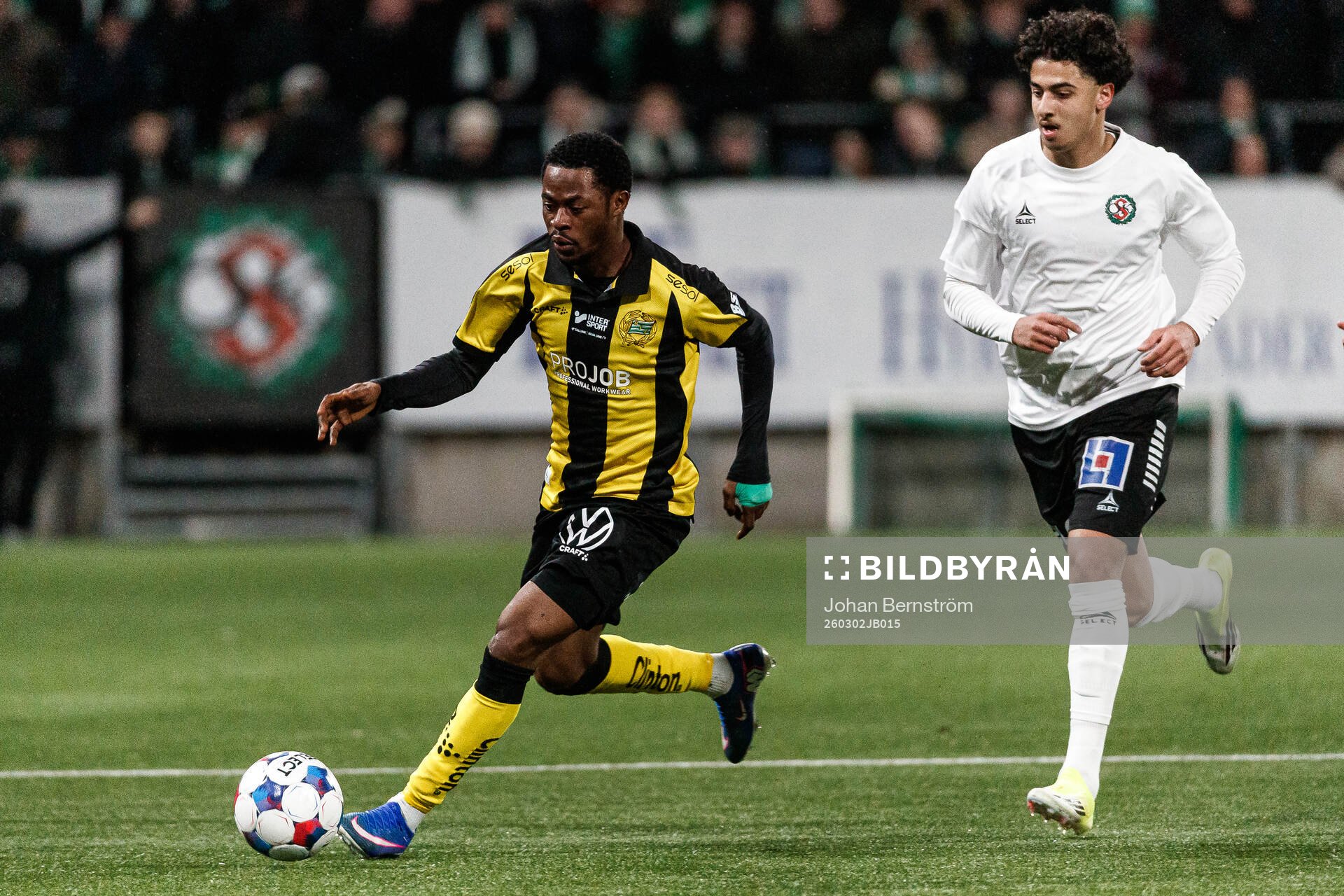 Hammarbys Frank Junior Adjei och Örebros Jacob Ouro Ortmark