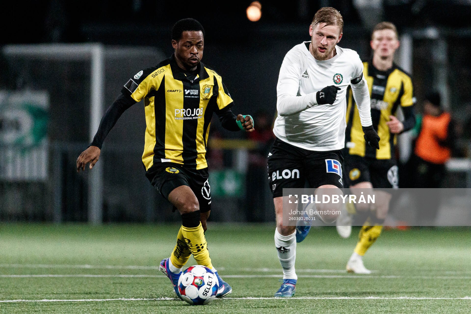 Hammarbys Frank Junior Adjei och Örebros Karl Holmberg