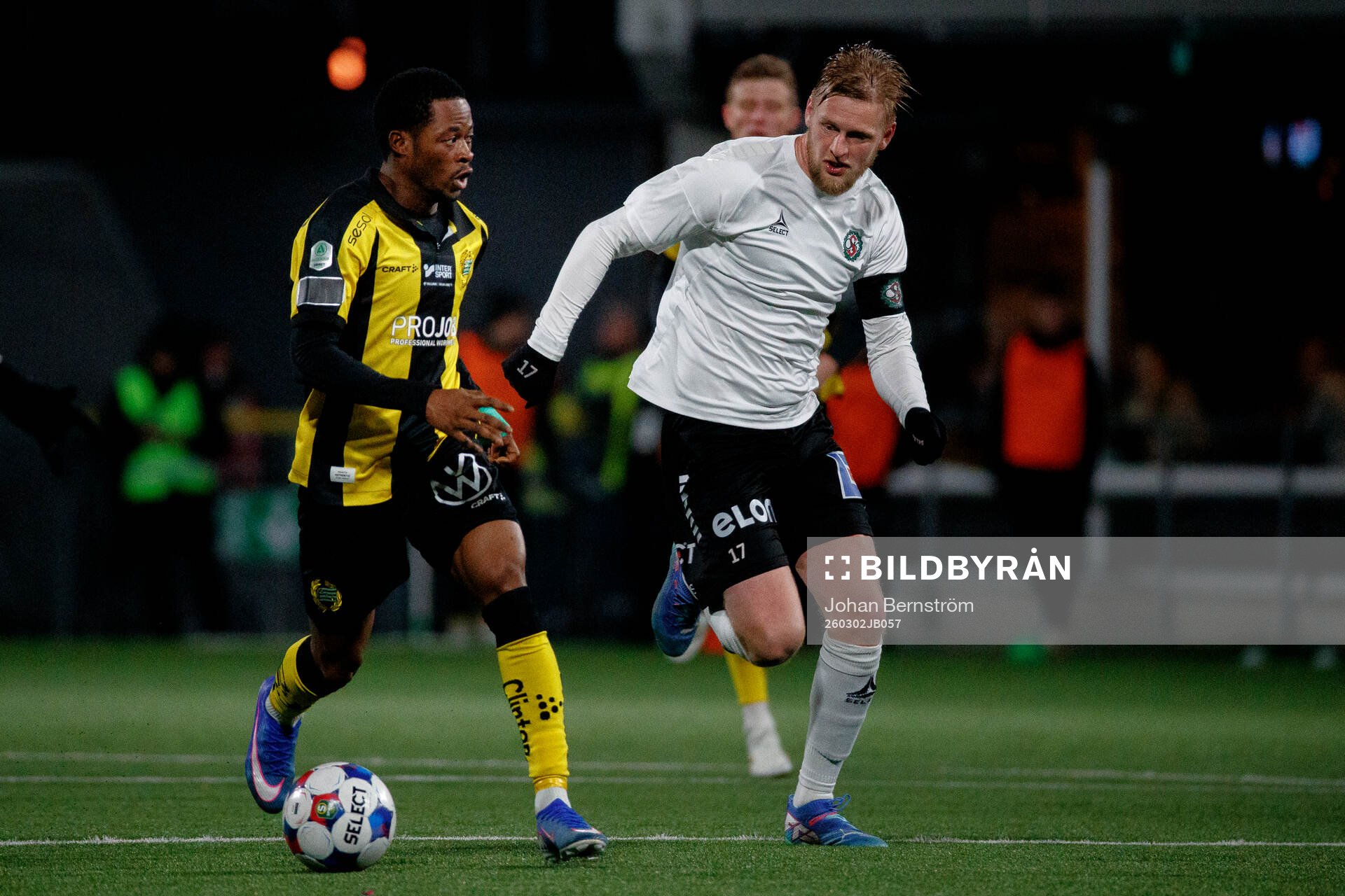 Hammarbys Frank Junior Adjei och Örebros Karl Holmberg