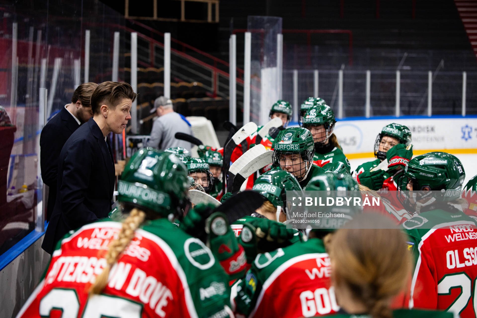 Frölundas tränare Erika Holst tar en time out
