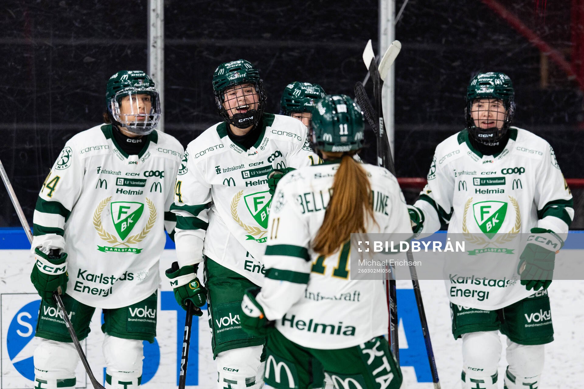 Färjestads Julie Gough jublar med lagkamrater