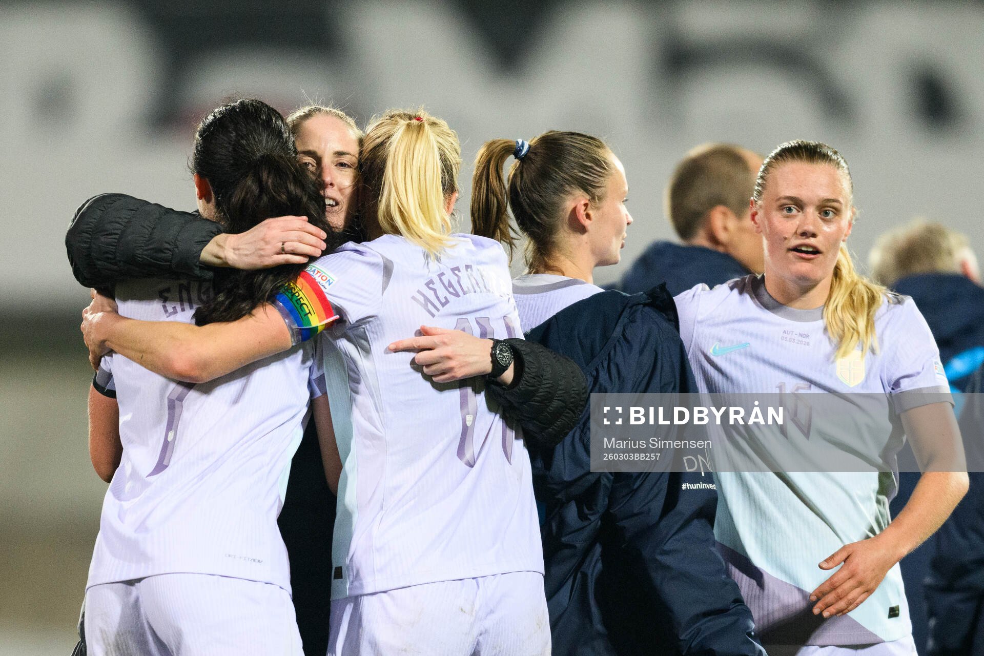 Head coach Gemma Grainger celebrates with Ingrid Syrstad