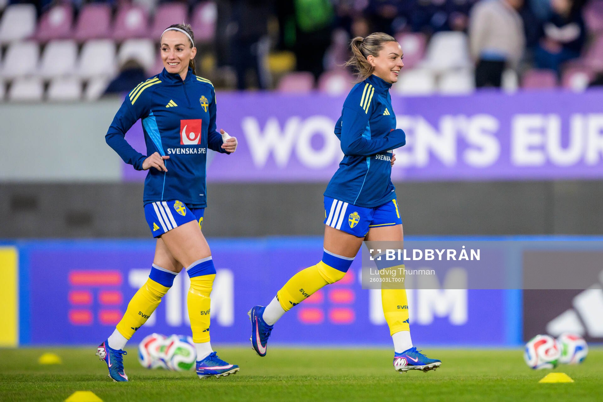 Kosovare Asllani and Johanna Rytting Kaneryd of Sweden