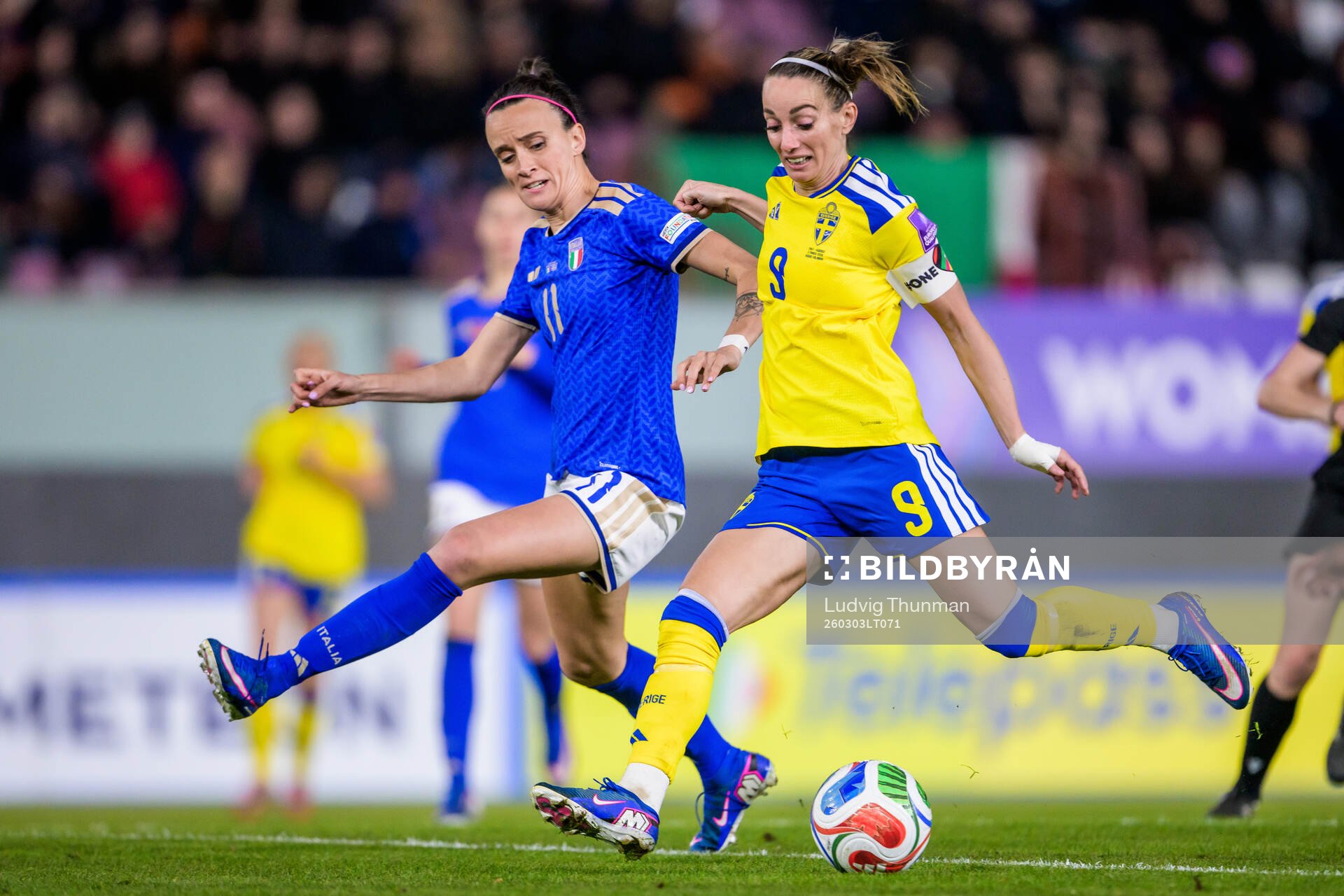 Barbara Bonansea of Italy and Kosovare Asllani of Sweden