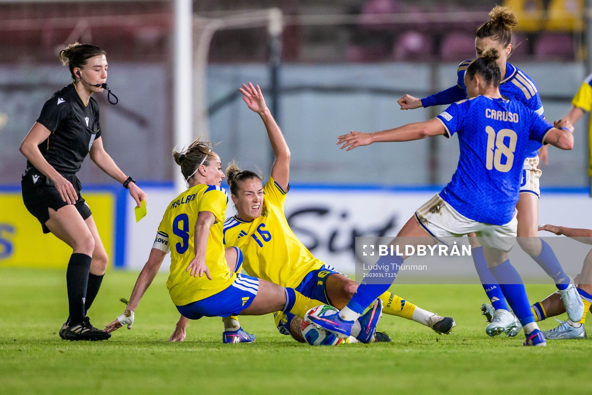 Kosovare Asllani, Filippa Angeldahl of Sweden and Arianna