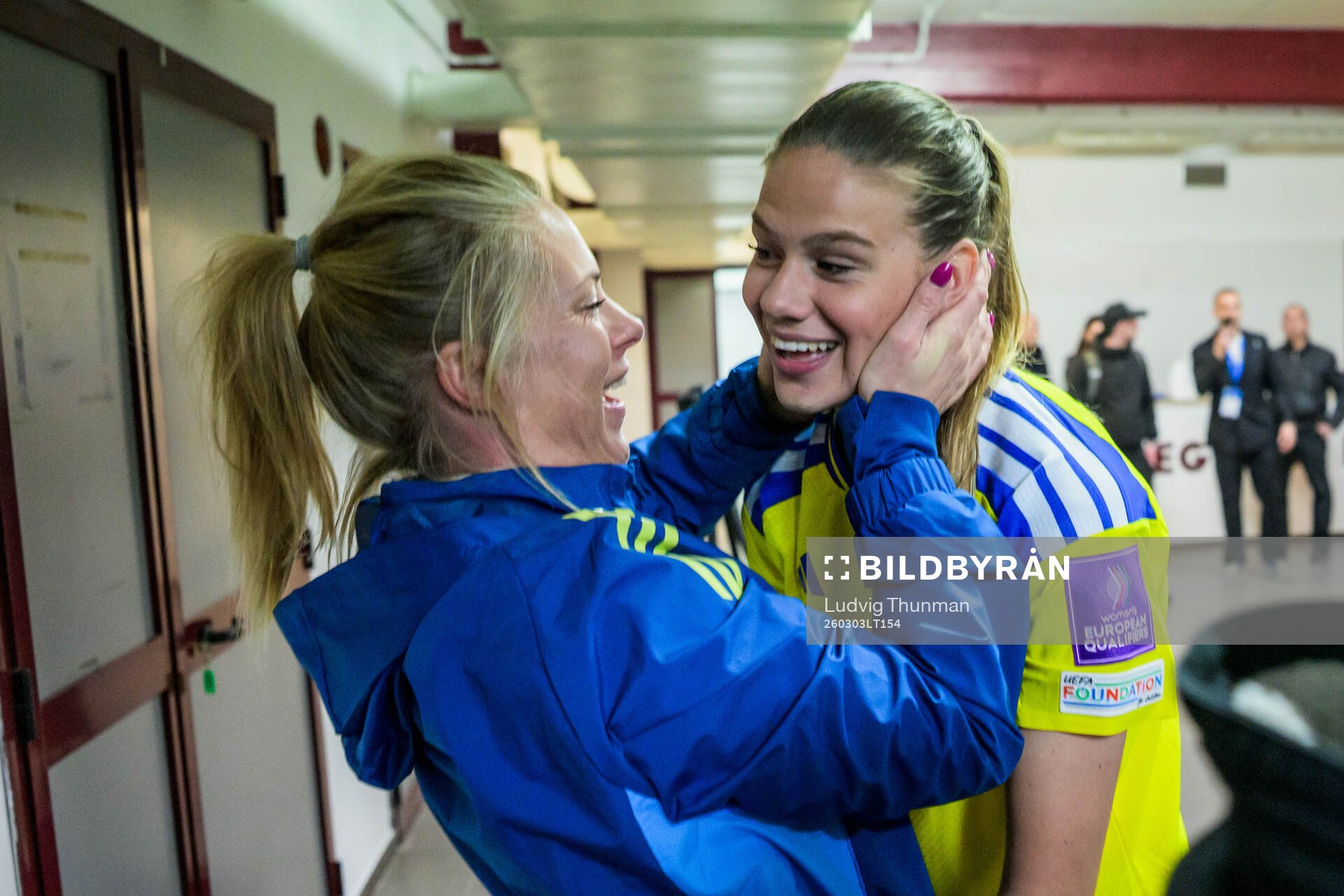 Assistant coach Johanna Almgren and Bella Andersson of