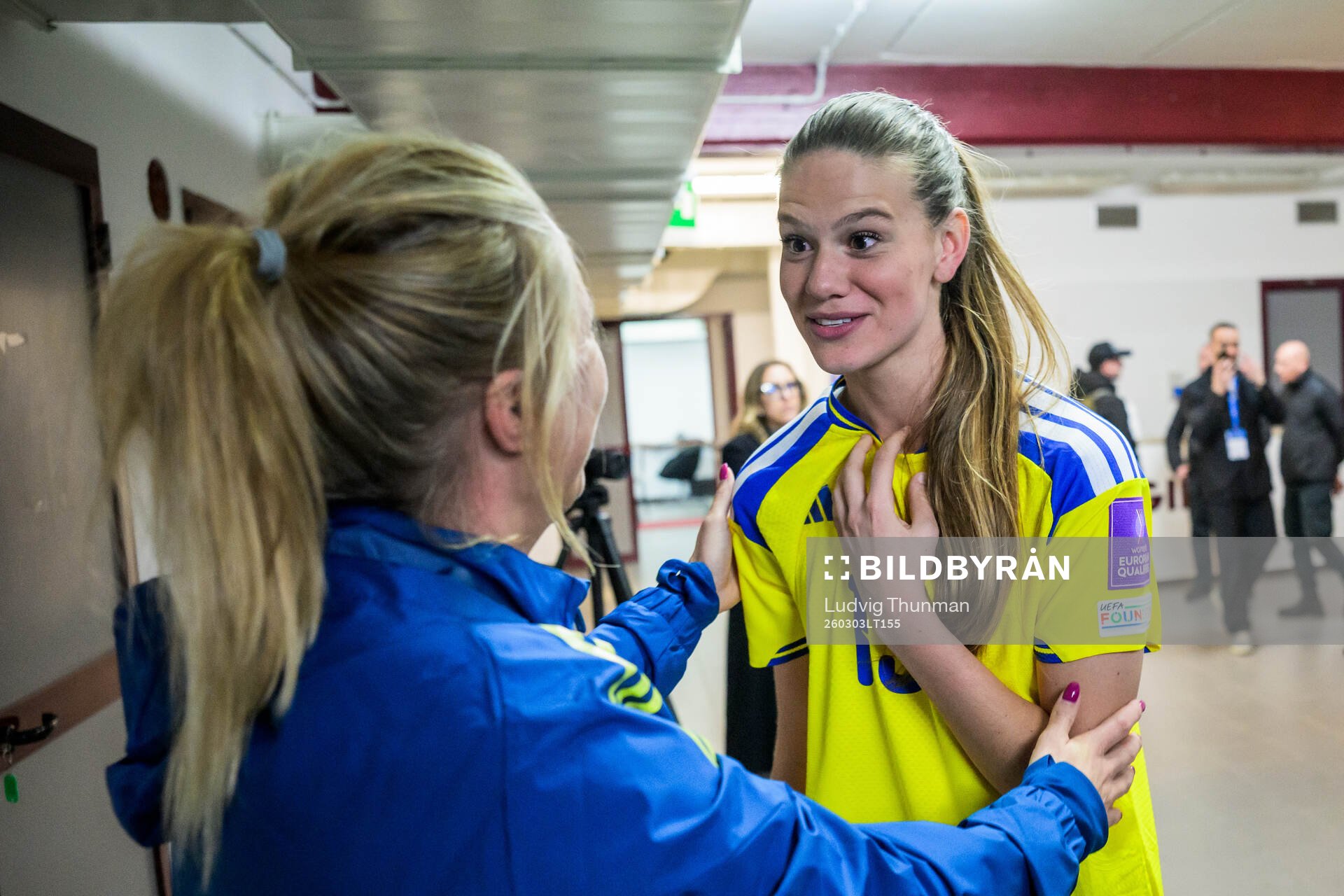 Assistant coach Johanna Almgren and Bella Andersson of