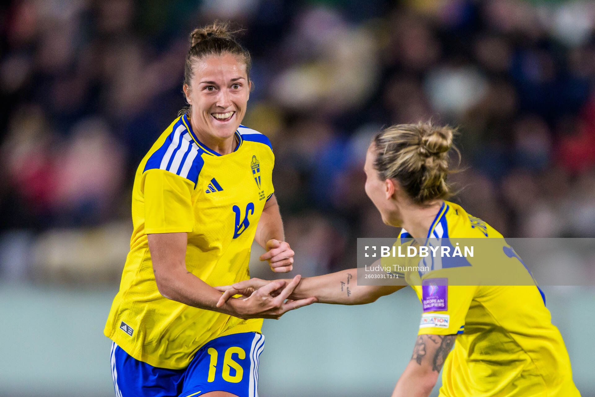 Filippa Angeldahl celebrates with Julia Zigiotti Olme of