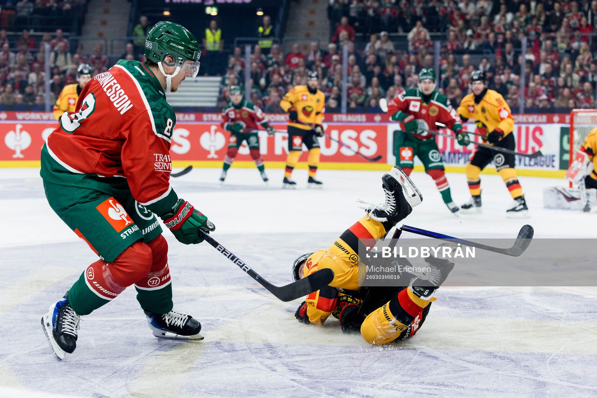Samuel Johannesson of Frölunda and Isac Hedqvist of Luleå