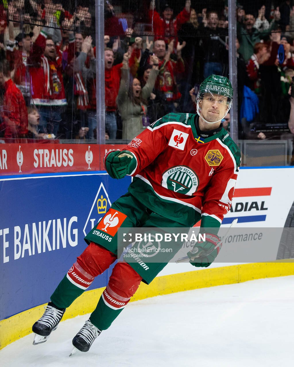 Nicklas Lasu of Frölunda celebrates