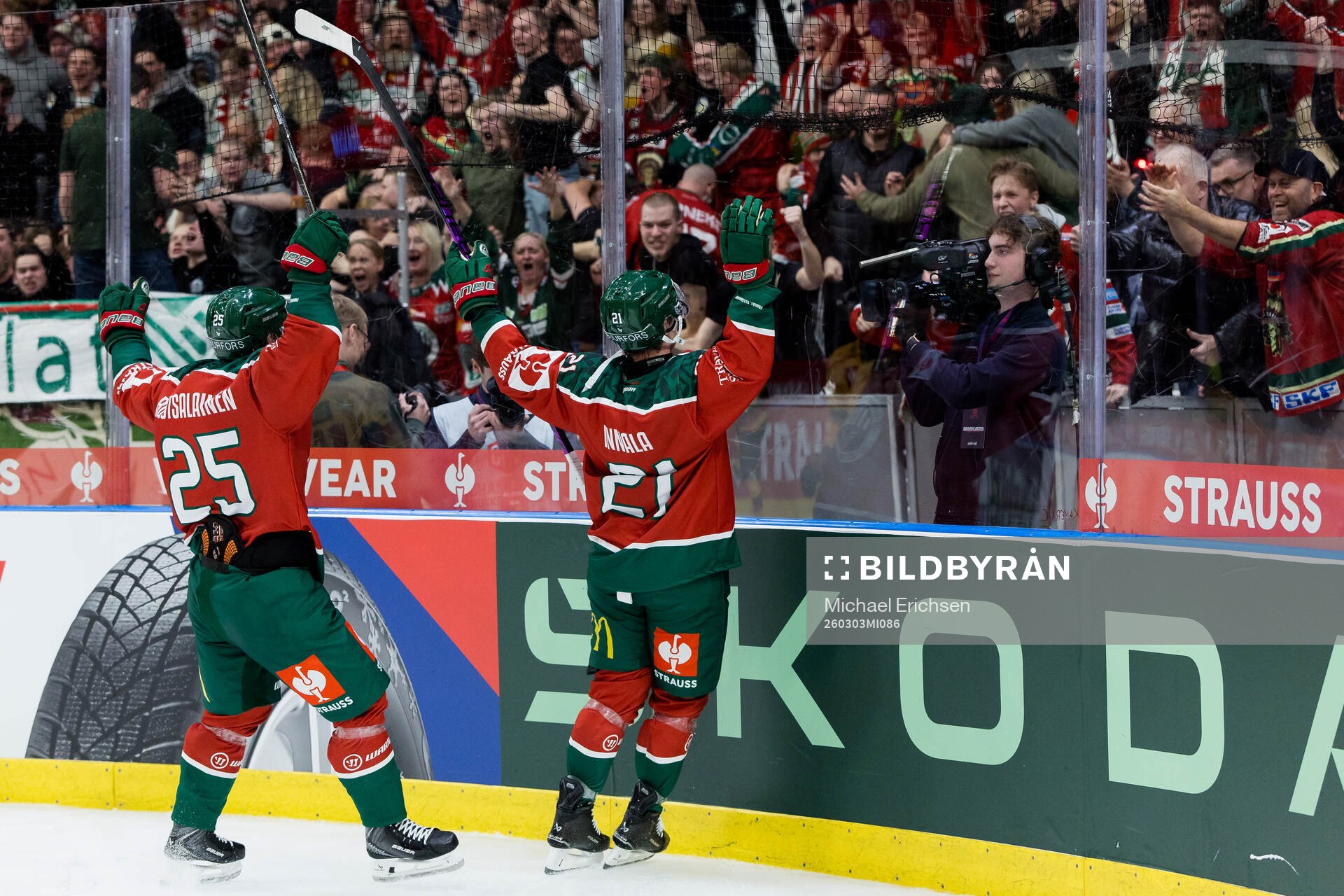 Arttu Ruotsalainen and Jere Innala of Frölunda celebrate