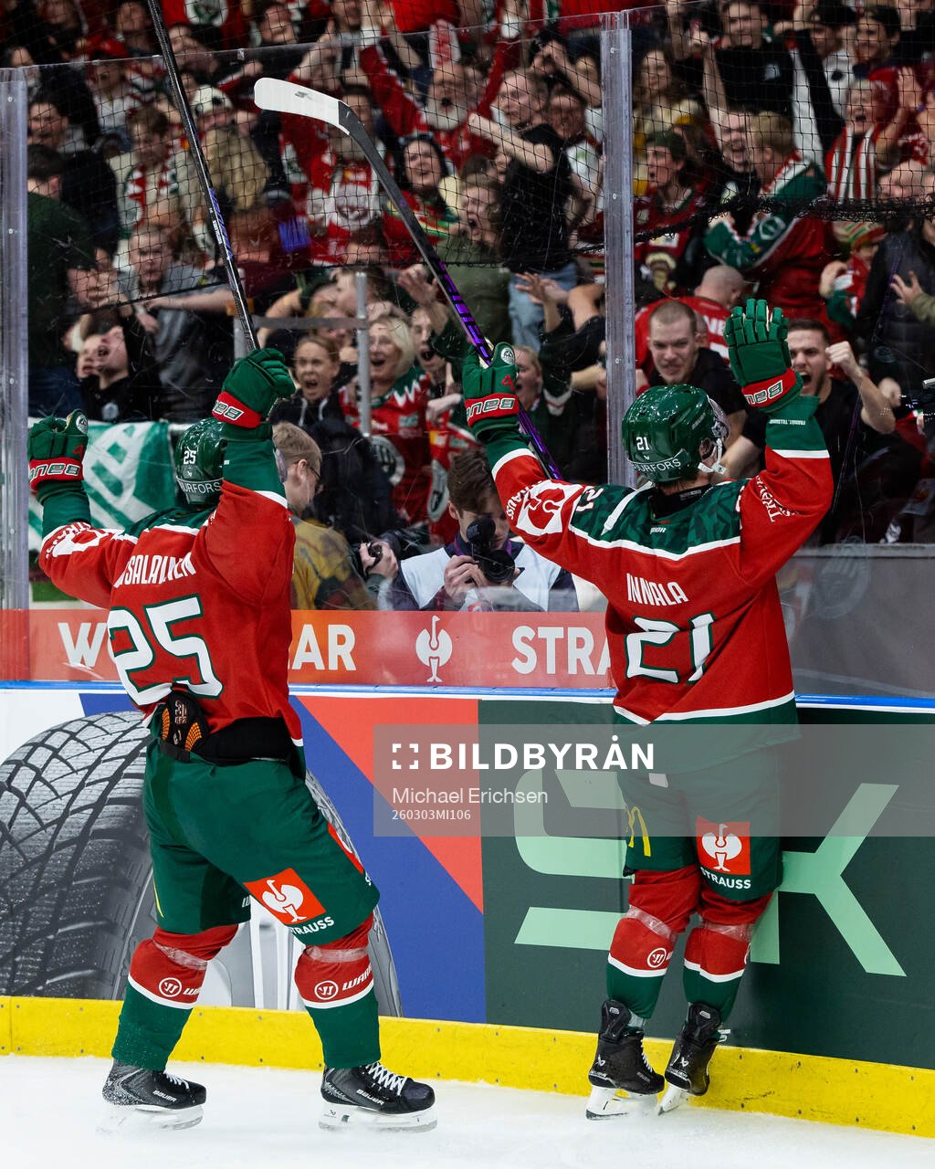 Jere Innala of Frölunda celebrates
