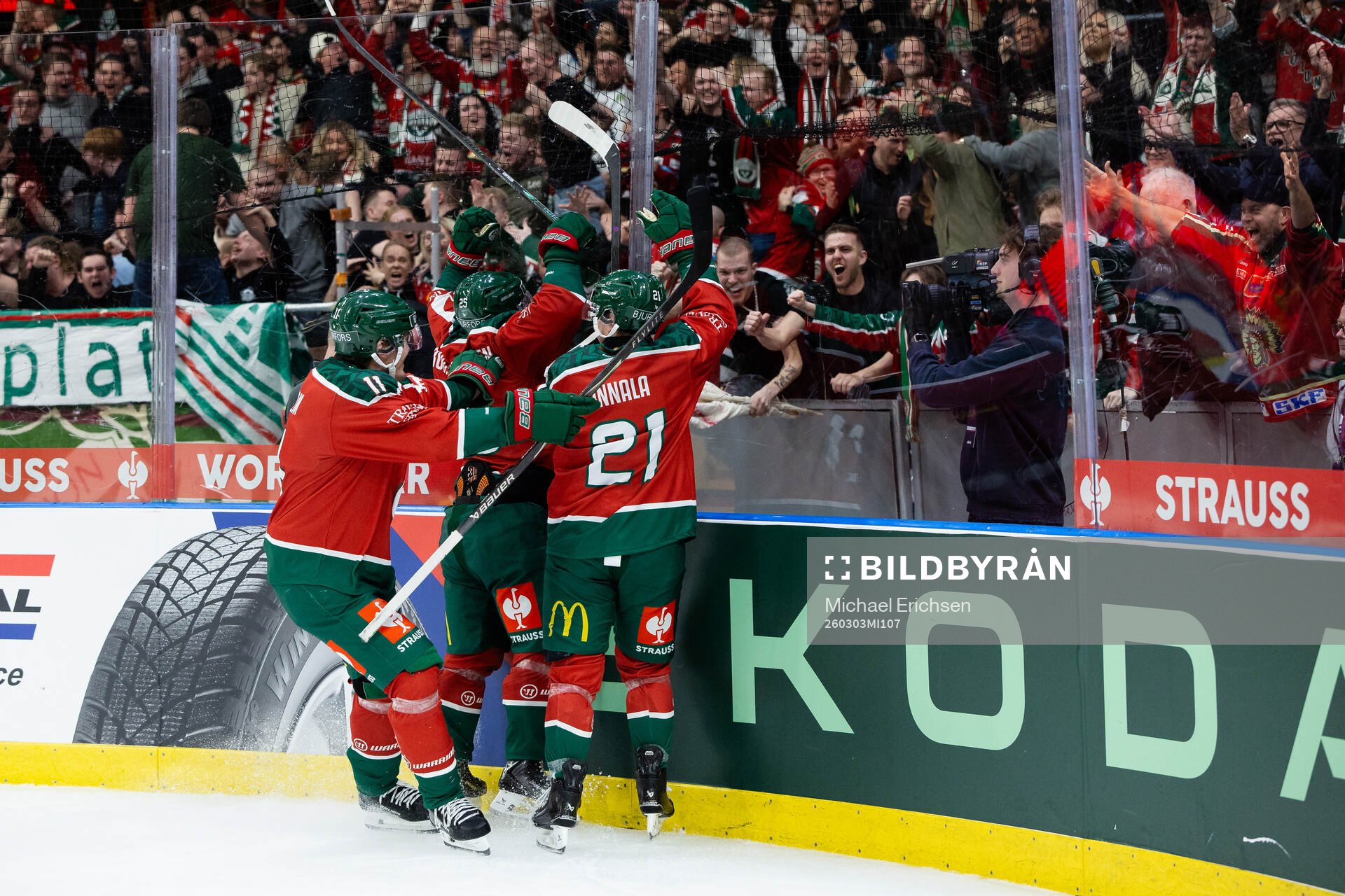 Jere Innala of Frölunda celebrates