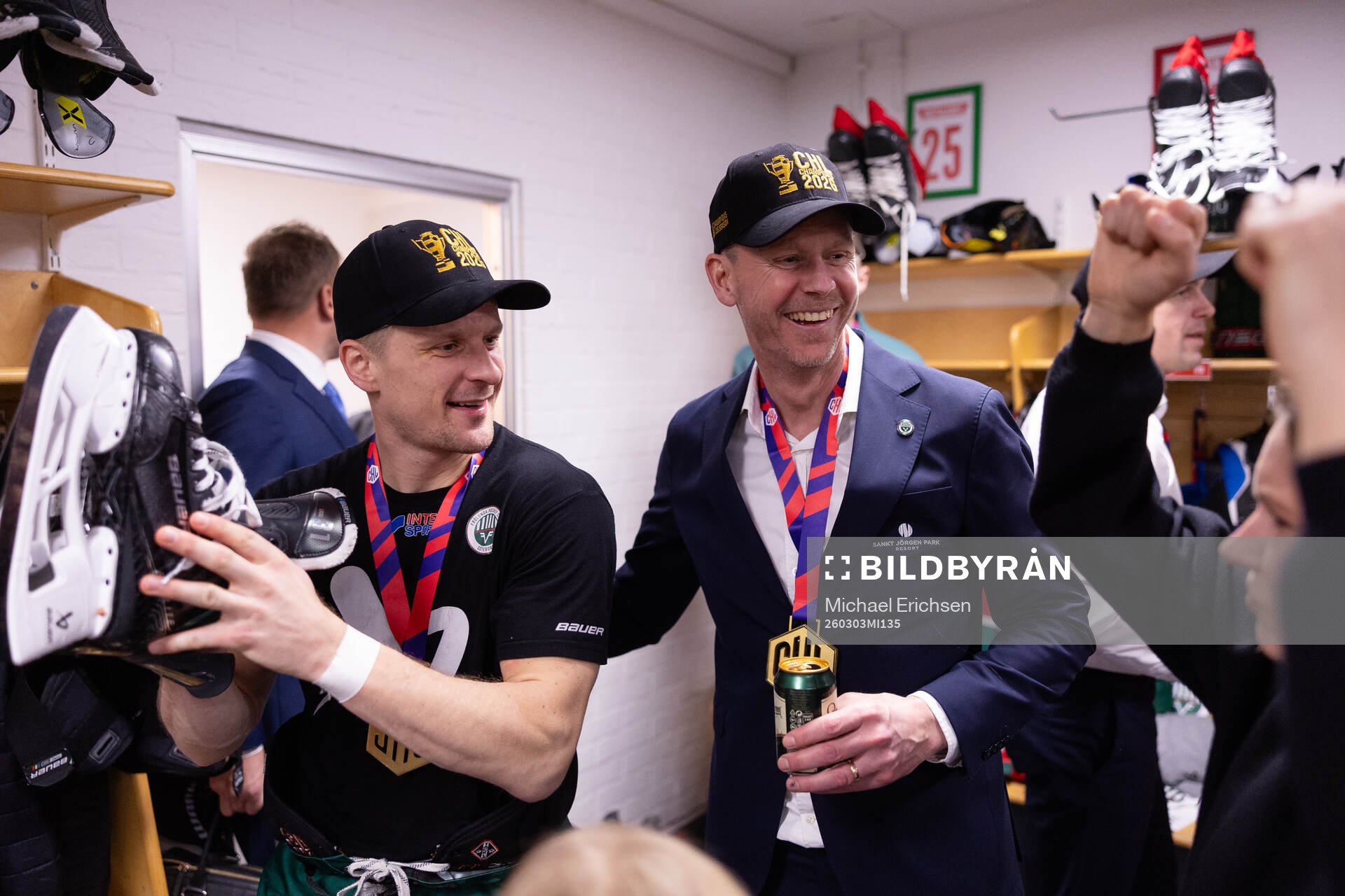 Nicklas Lasu and coach Robert Ohlsson of Frölunda celebrate