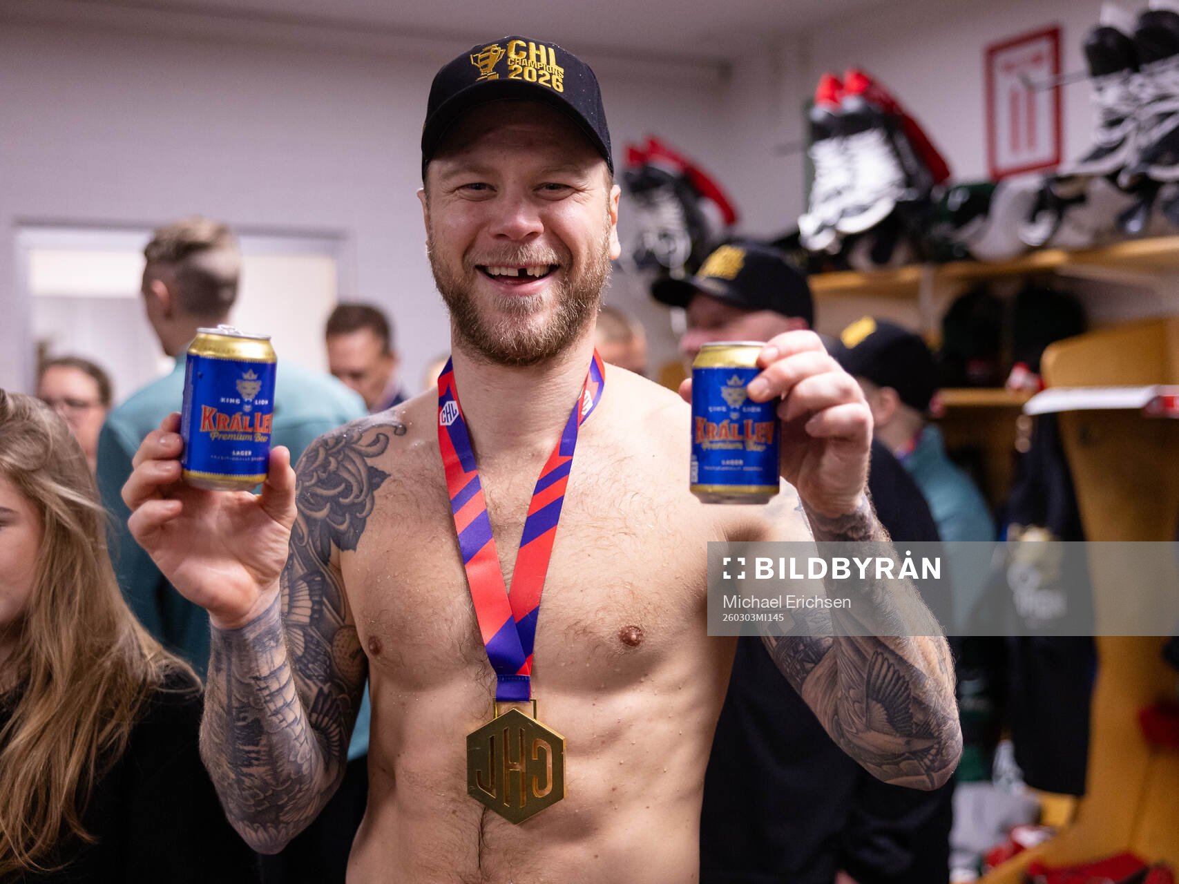 Christian Folin of Frölunda celebrate